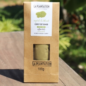 paquet de curry vert sur une surface en bois