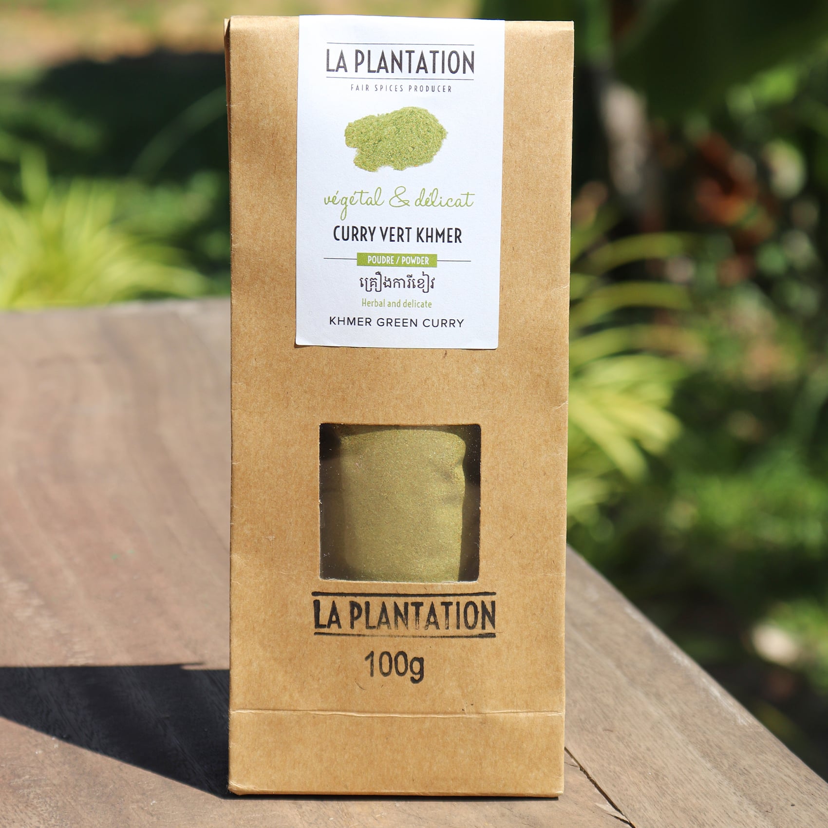 paquet de curry vert sur une surface en bois