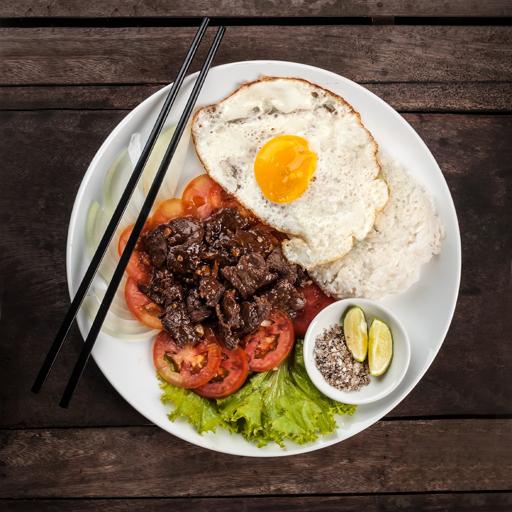 plat petit déjeuner au mélange d'épices lok lak