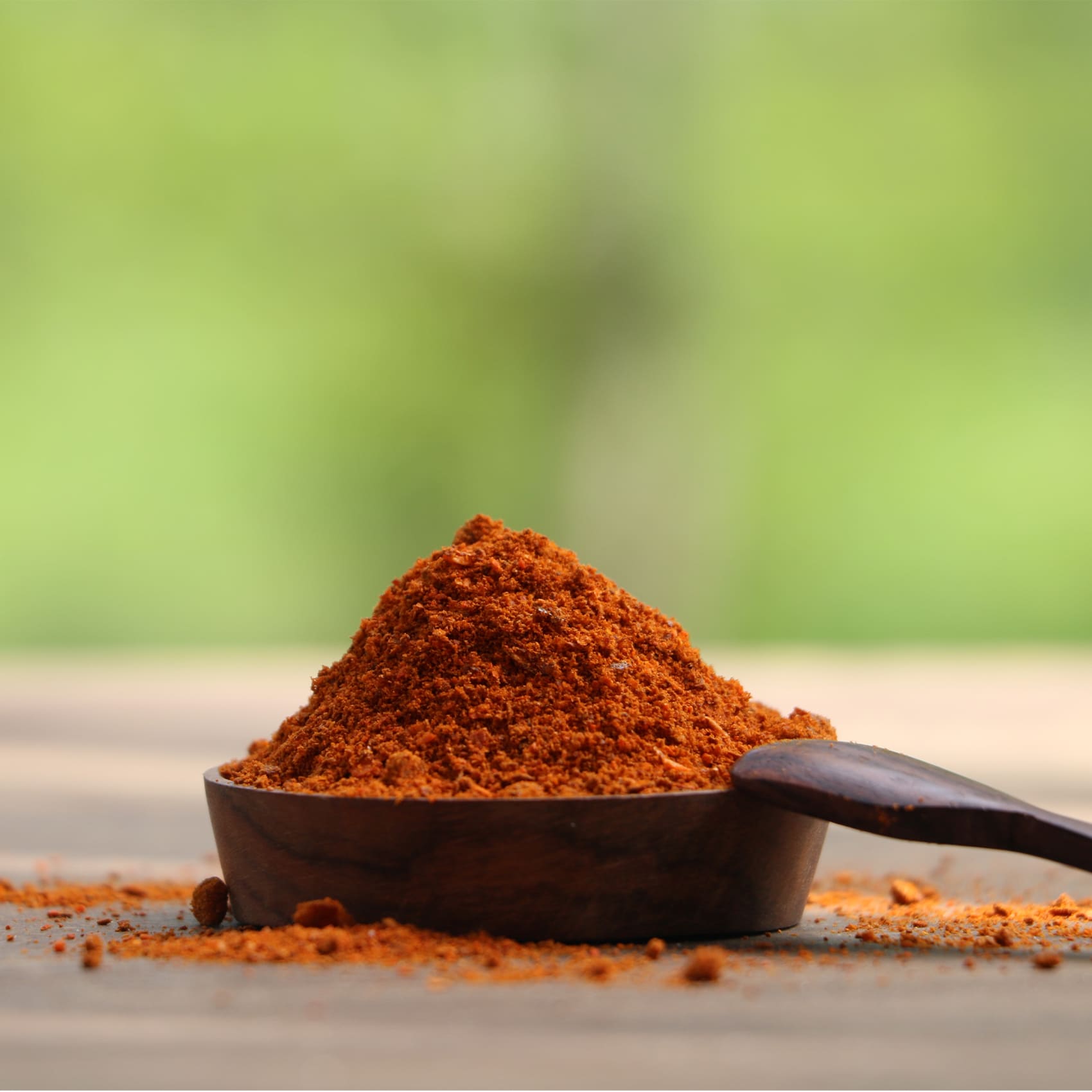poudre de paprika fumé dans un bol