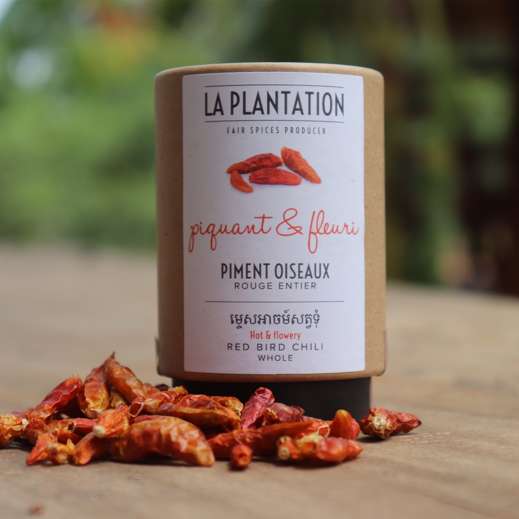 piment oiseau rouge entier sur une surface en bois