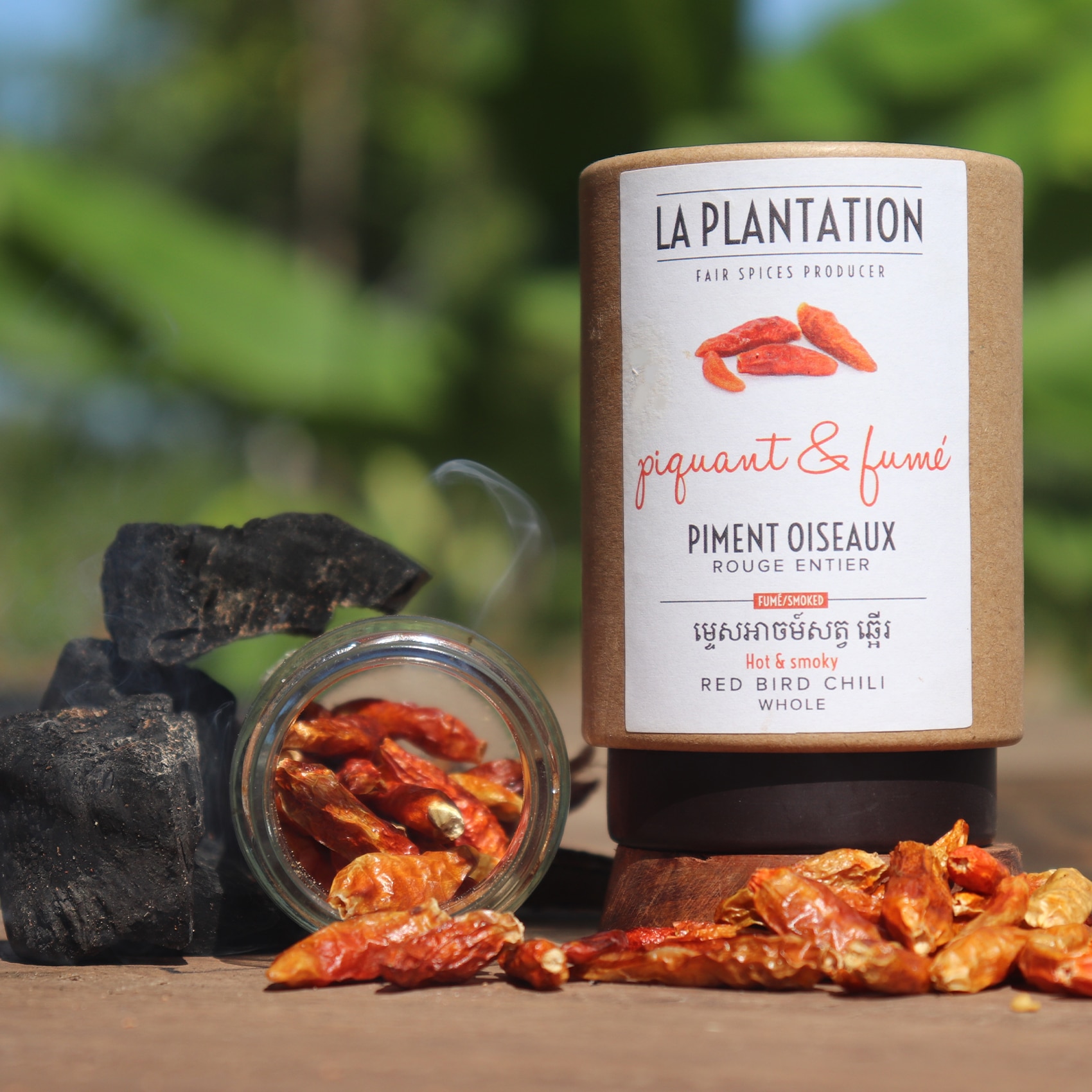 piment oiseau fumé sur une surface en bois