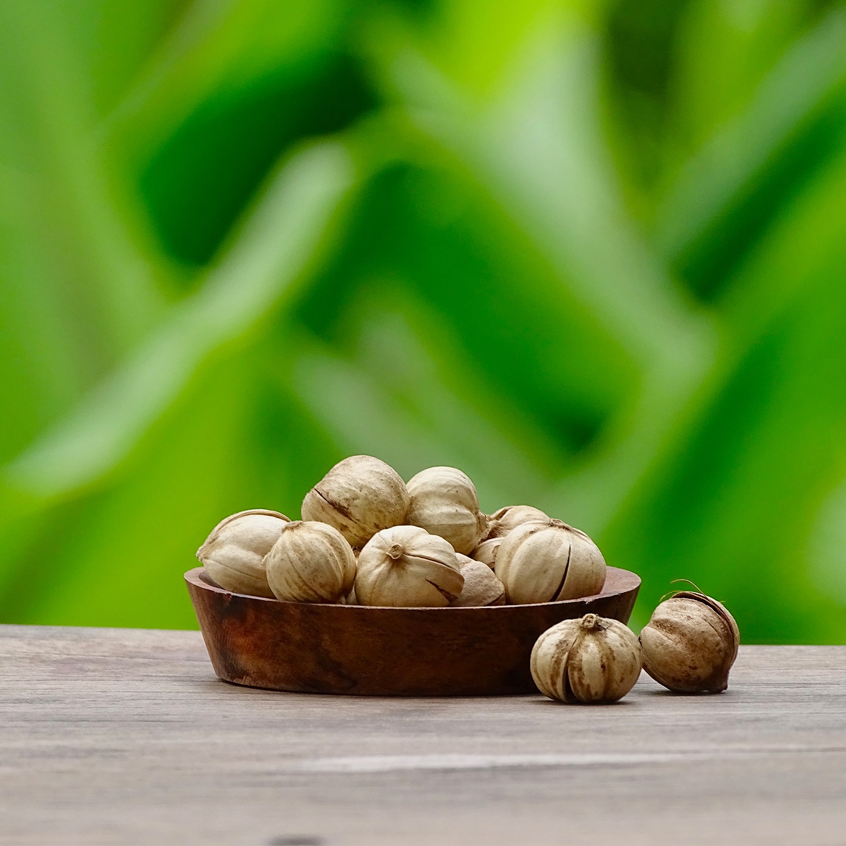 graines de cardamomes sur une surface en bois