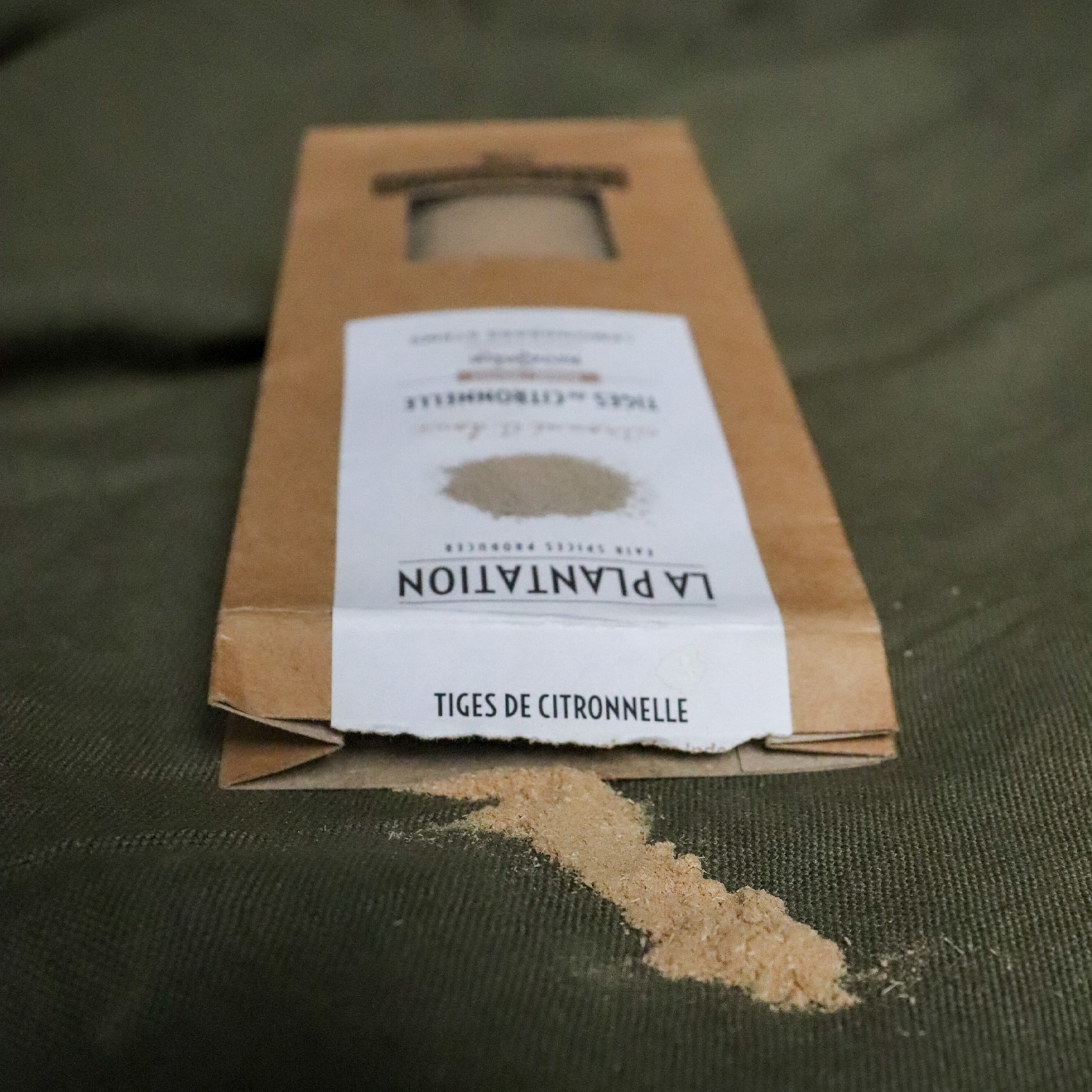 tige de citronnelle en poudre sur une surface en bois