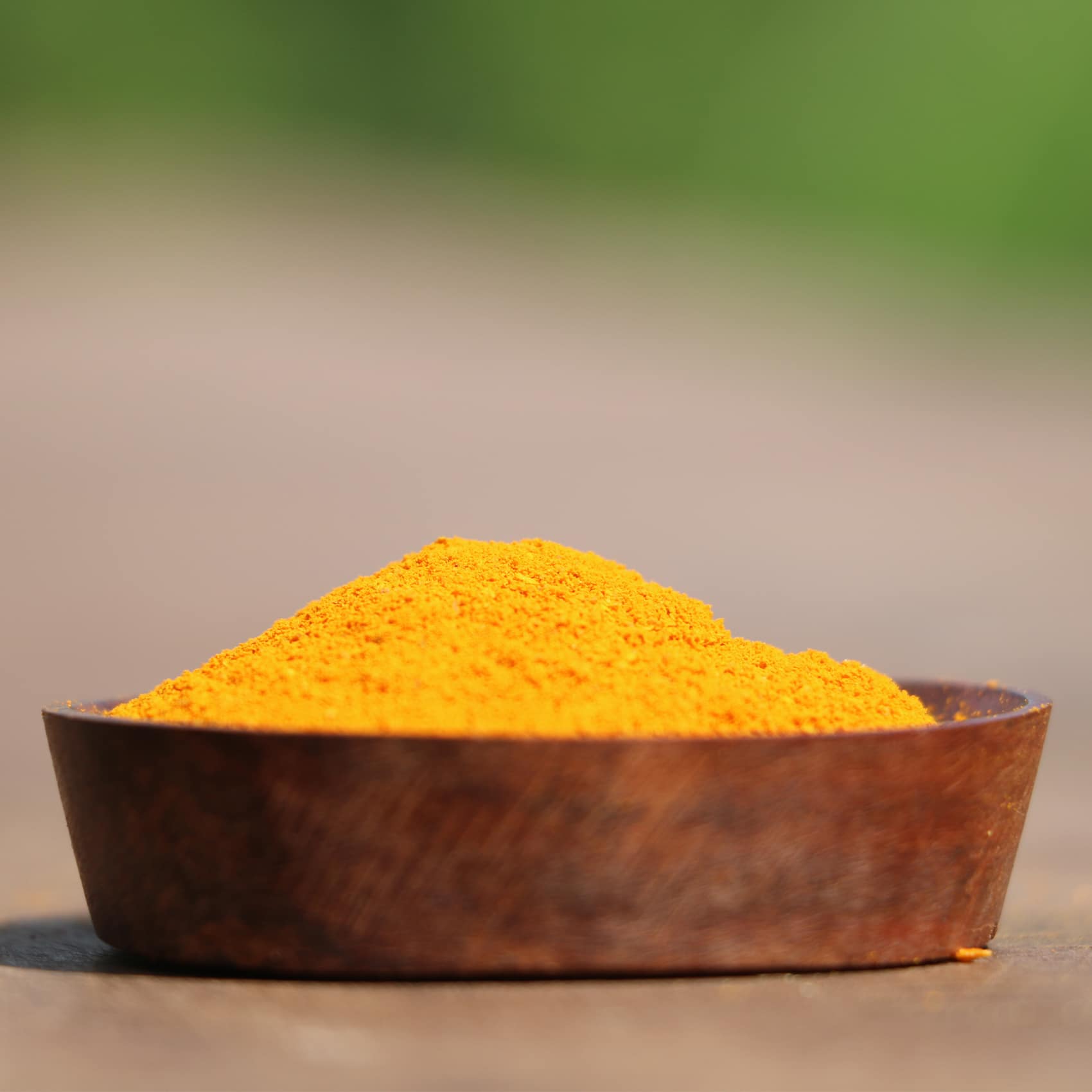 curcuma en poudre dans un bol