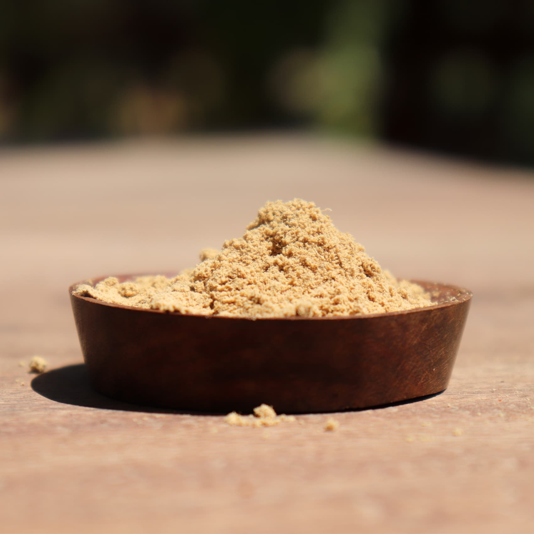 poudre de gingembre dans un bol