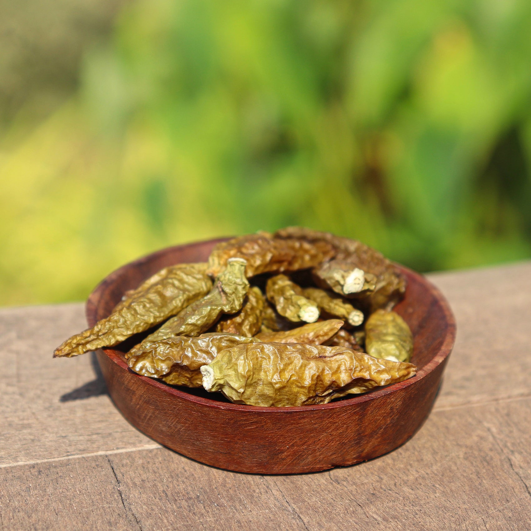 piments oiseaux verts dans un bol