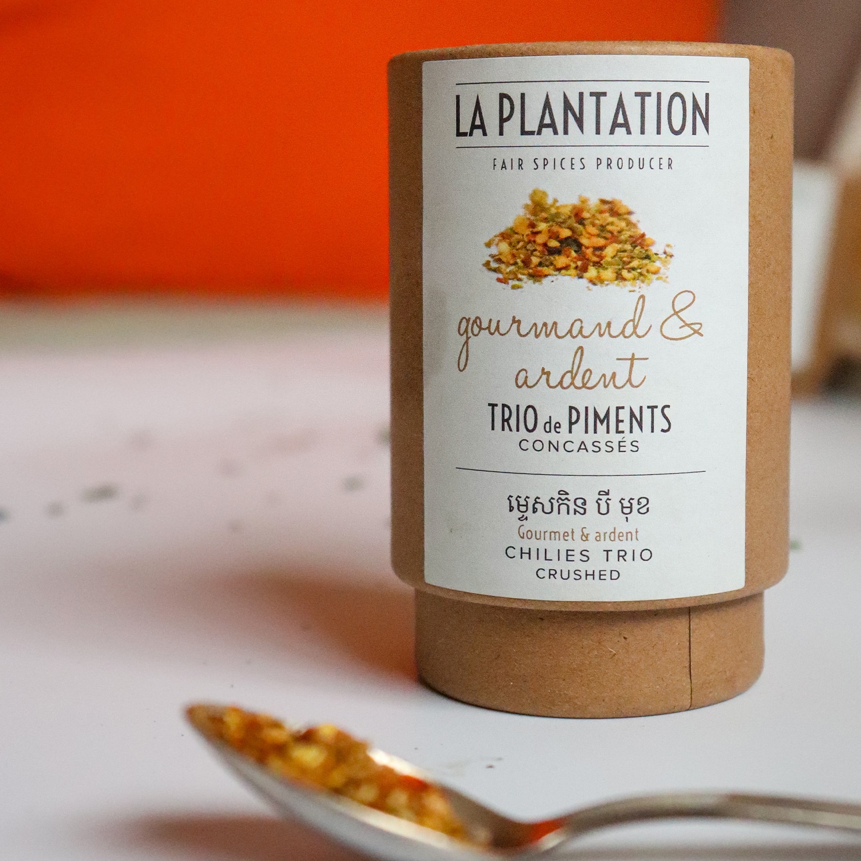 tube alimentaire en kraft et cuillère remplie de piments concassés