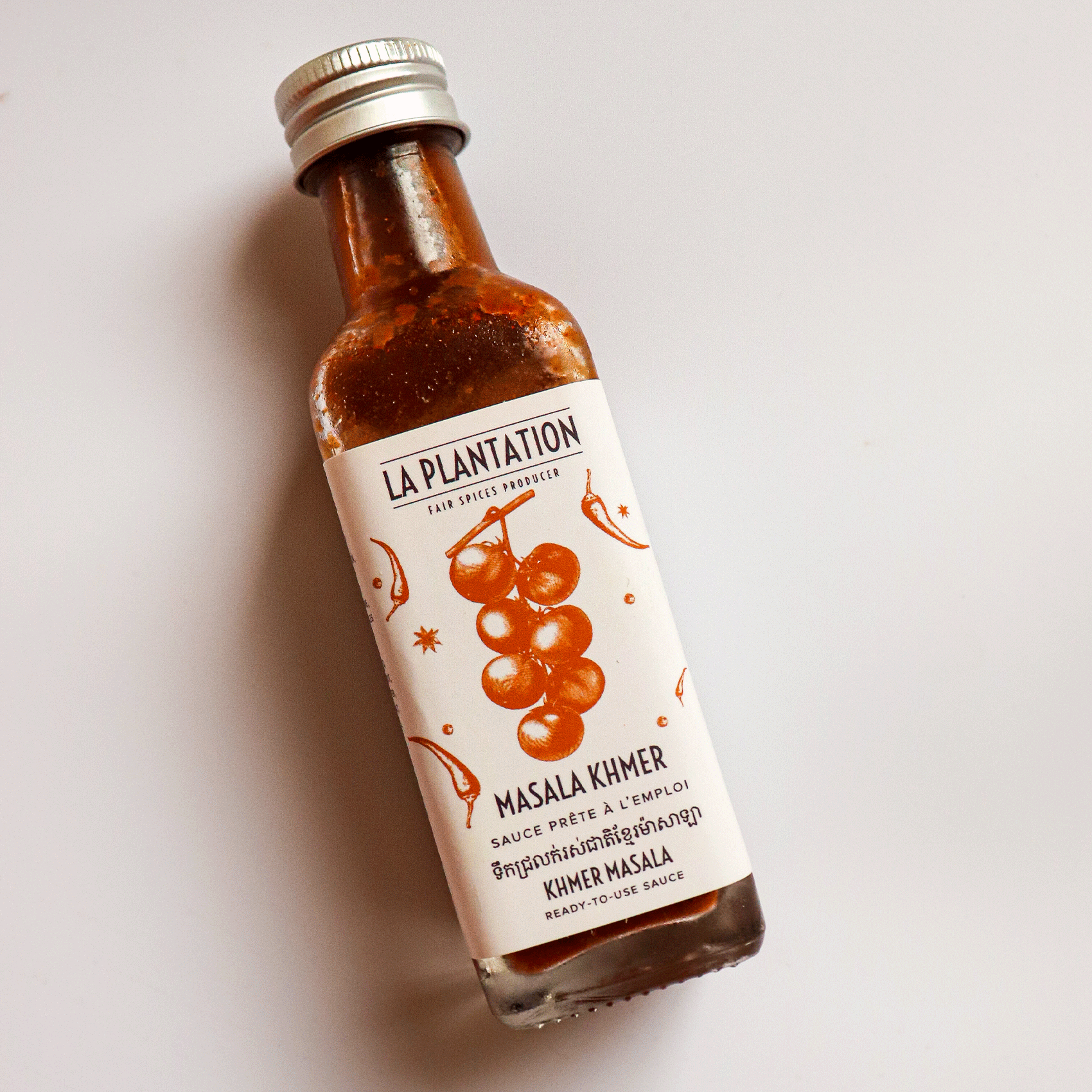 bouteille de sauce masala khmer sur fond blanc