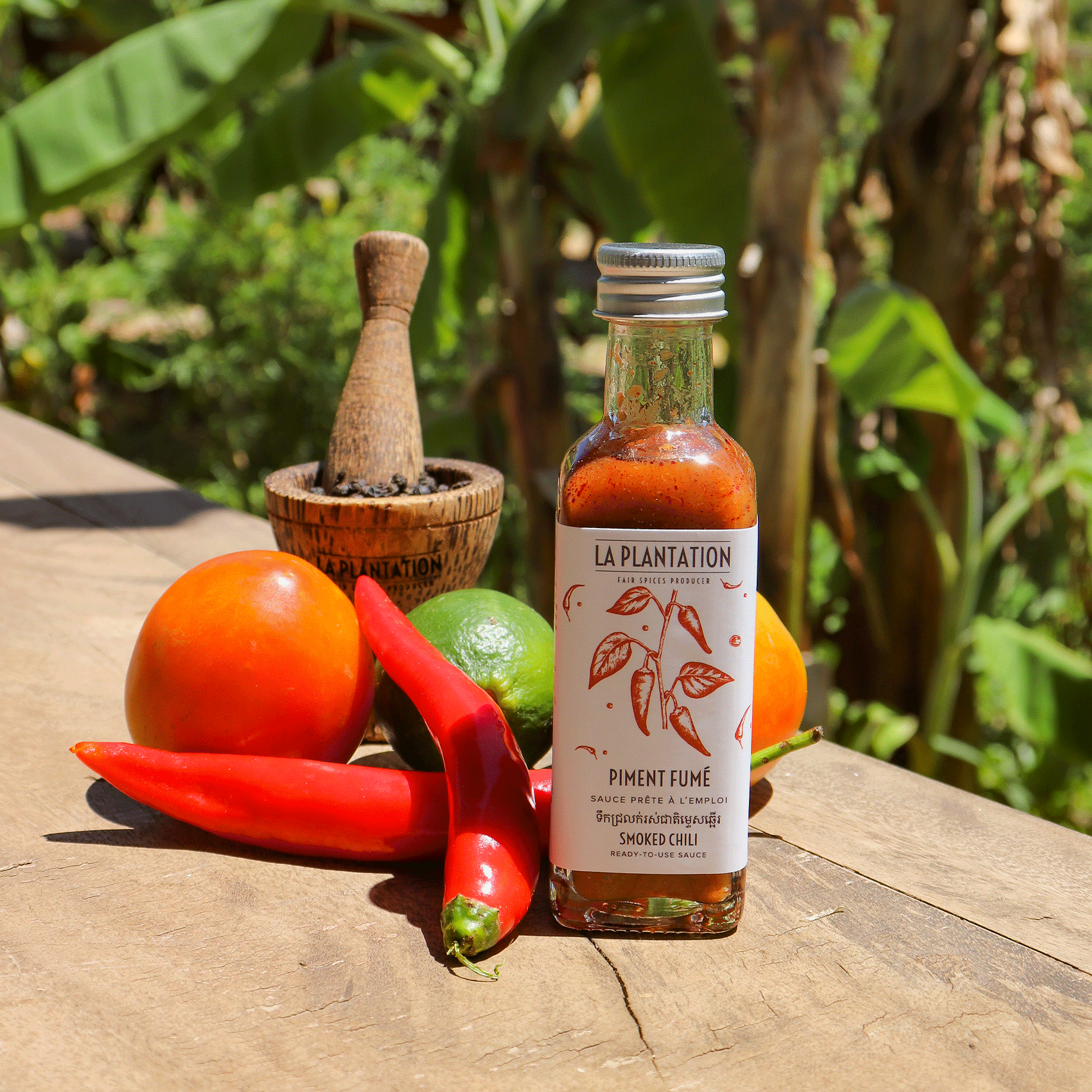 piments rouges entiers et sauce piquante fumée