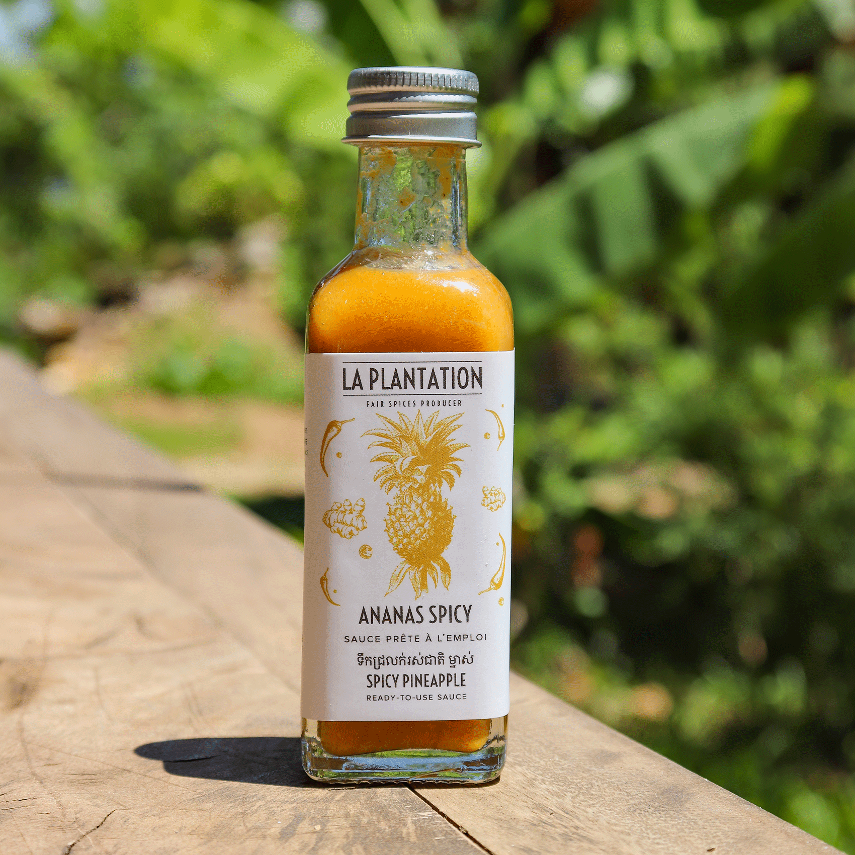 bouteille de sauce piquante Γ  base d'ananas et piment