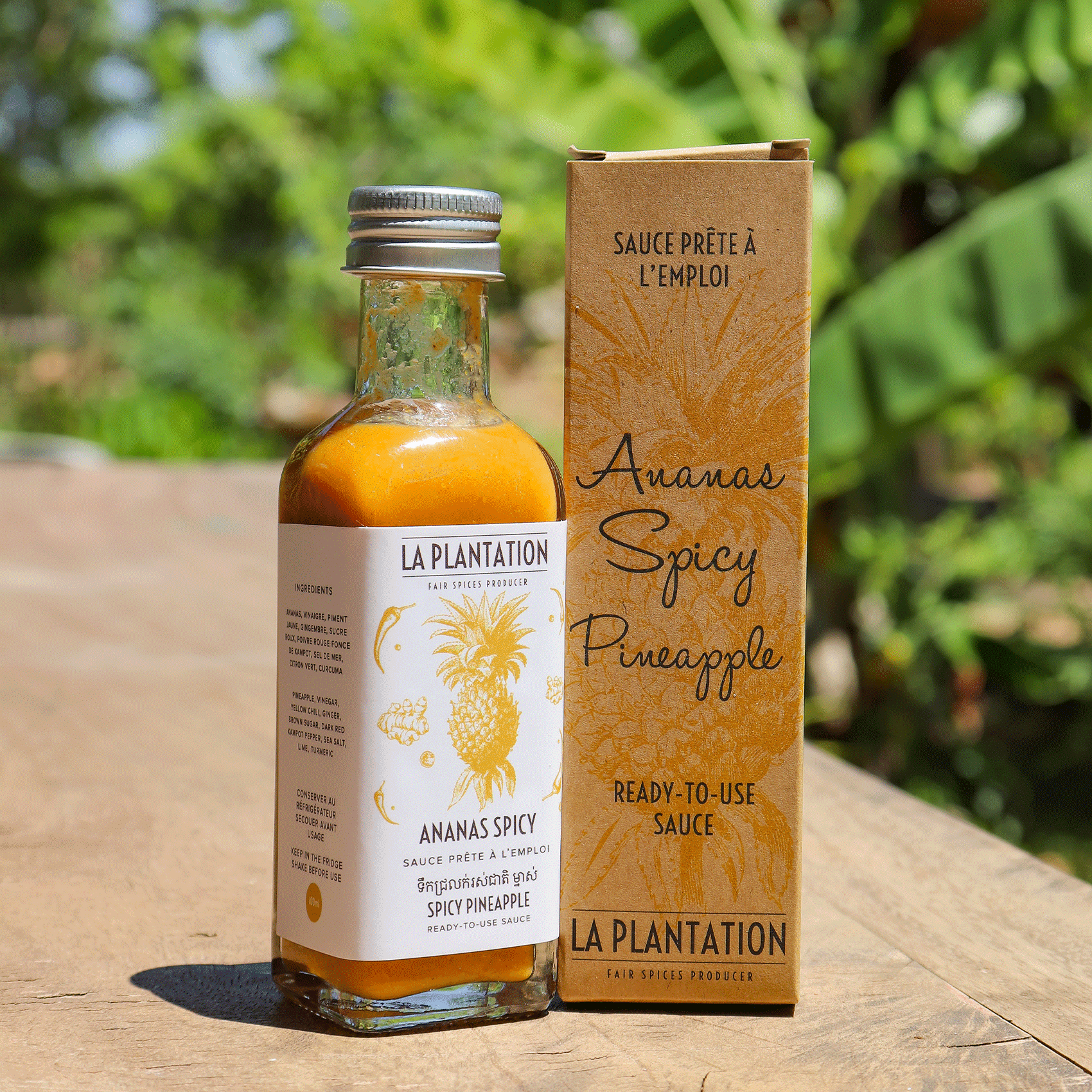 bouteille de sauce piquante à l'ananas