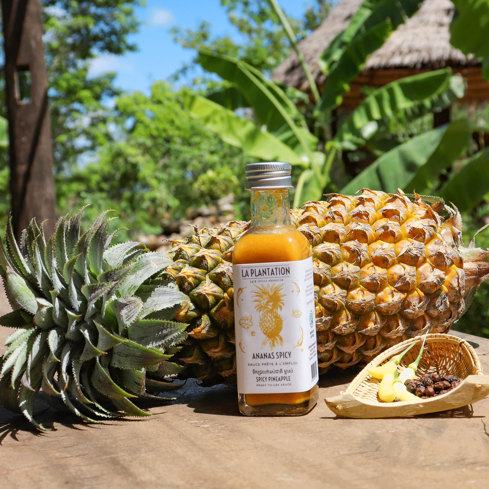 fruits exotiques et bouteille de sauce piquante à l'ananas