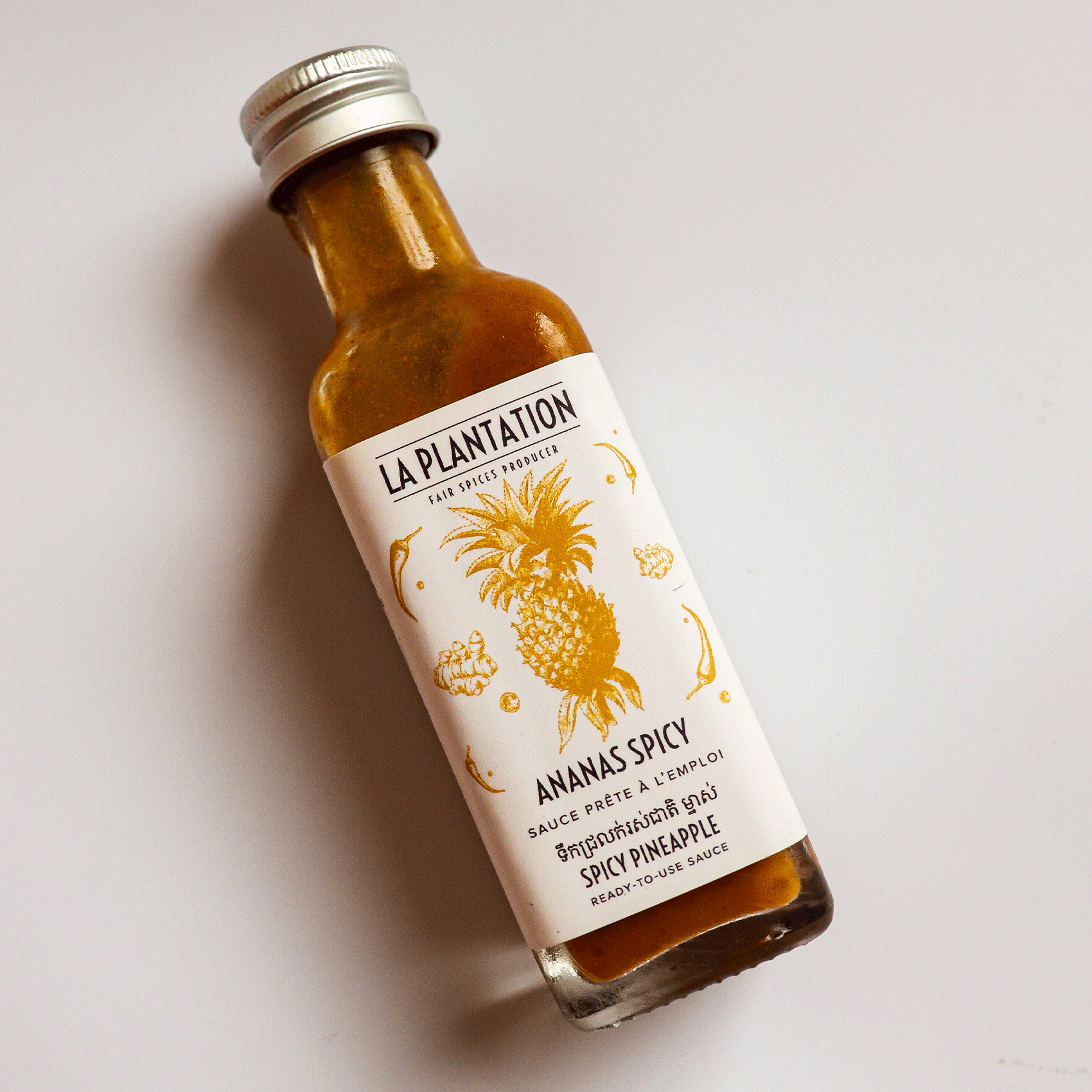 bouteille de sauce piquante sur un fond blanc