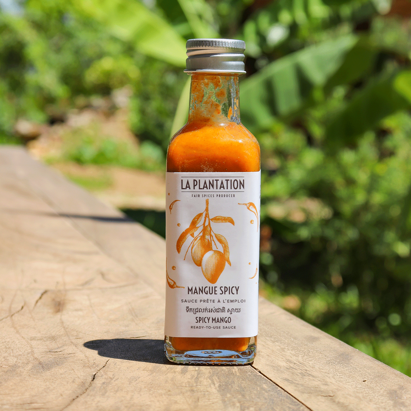 bouteille de sauce piquante à base d'ananas et piment