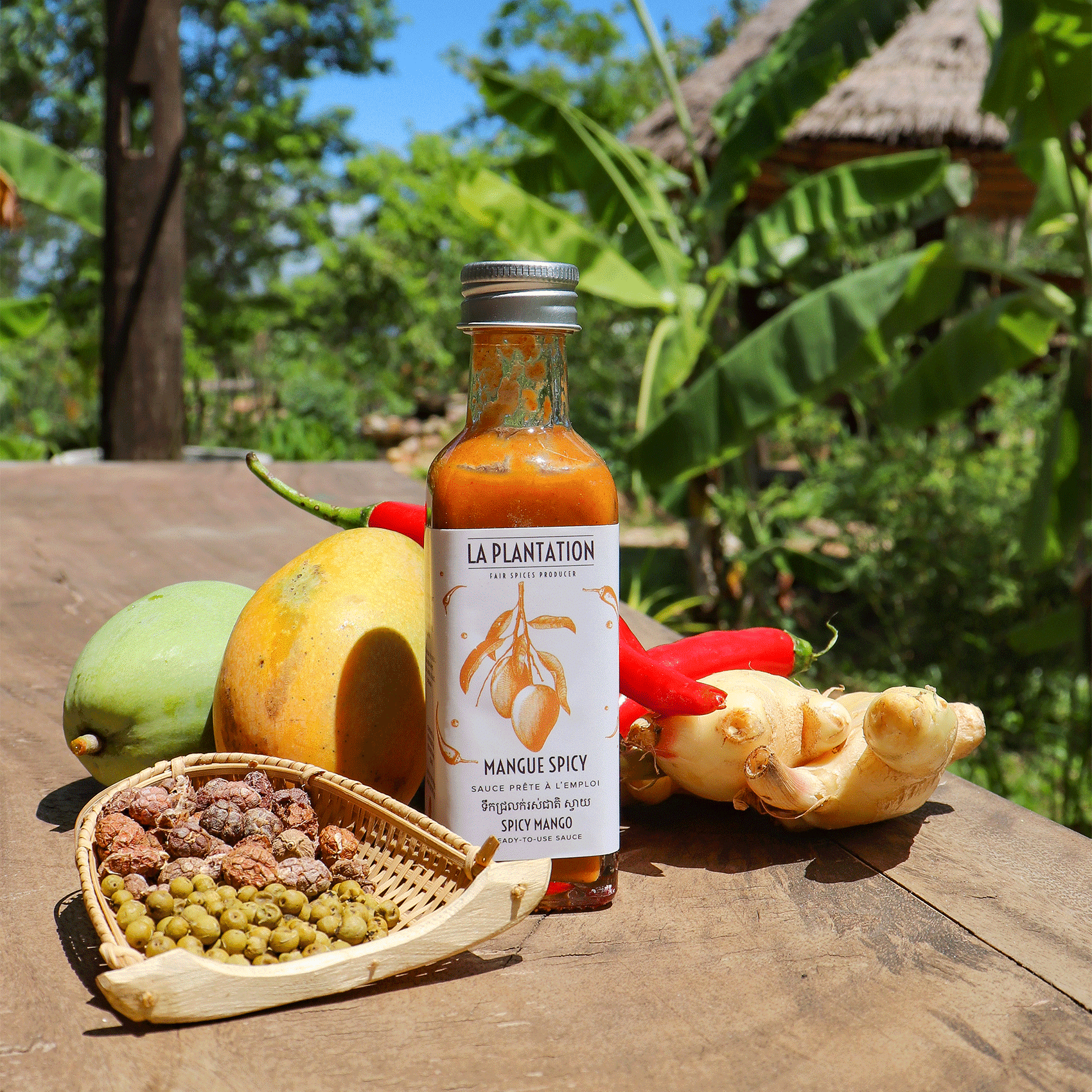 fruits exotiques et bouteille de sauce piquante