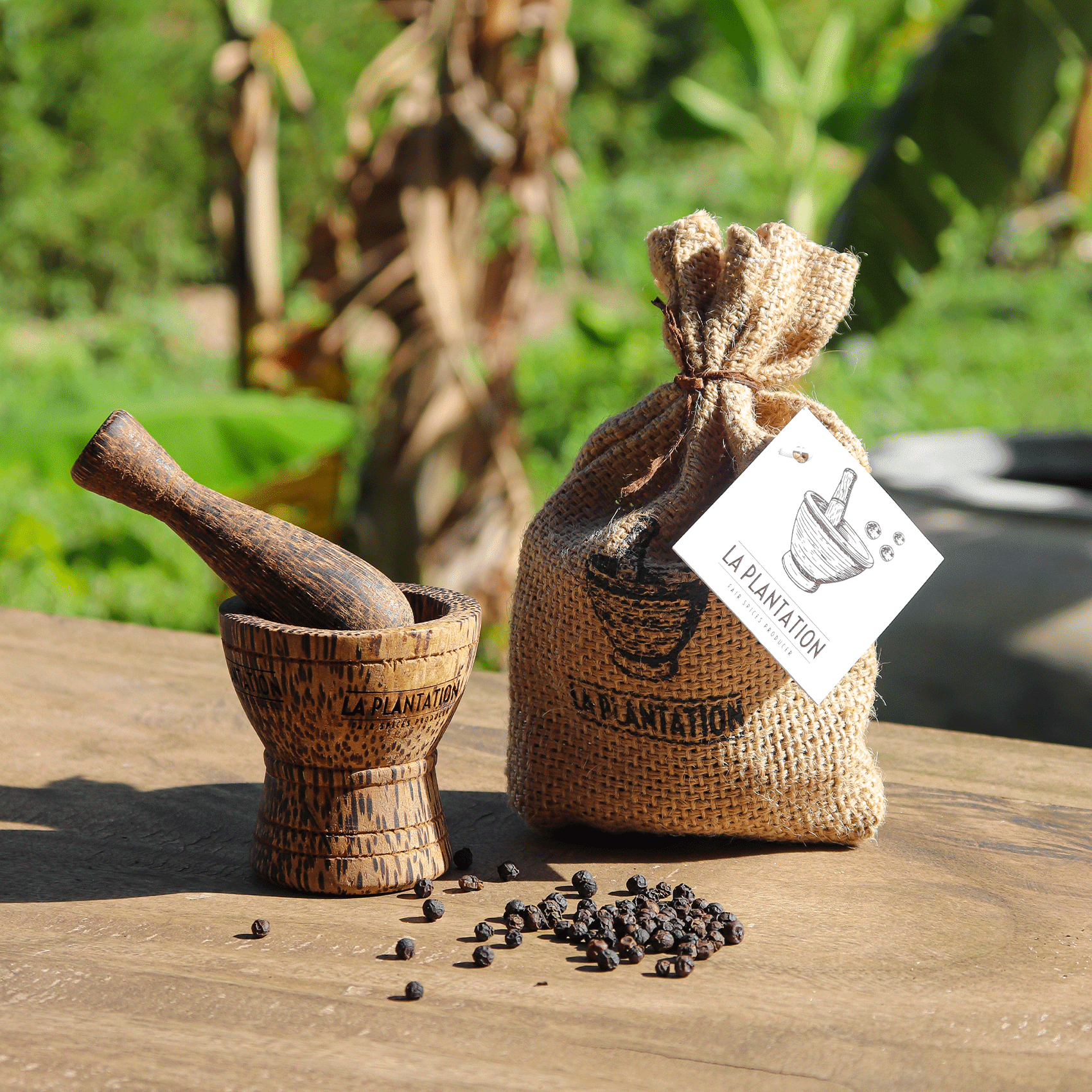 mortier en bois et sac d'épices