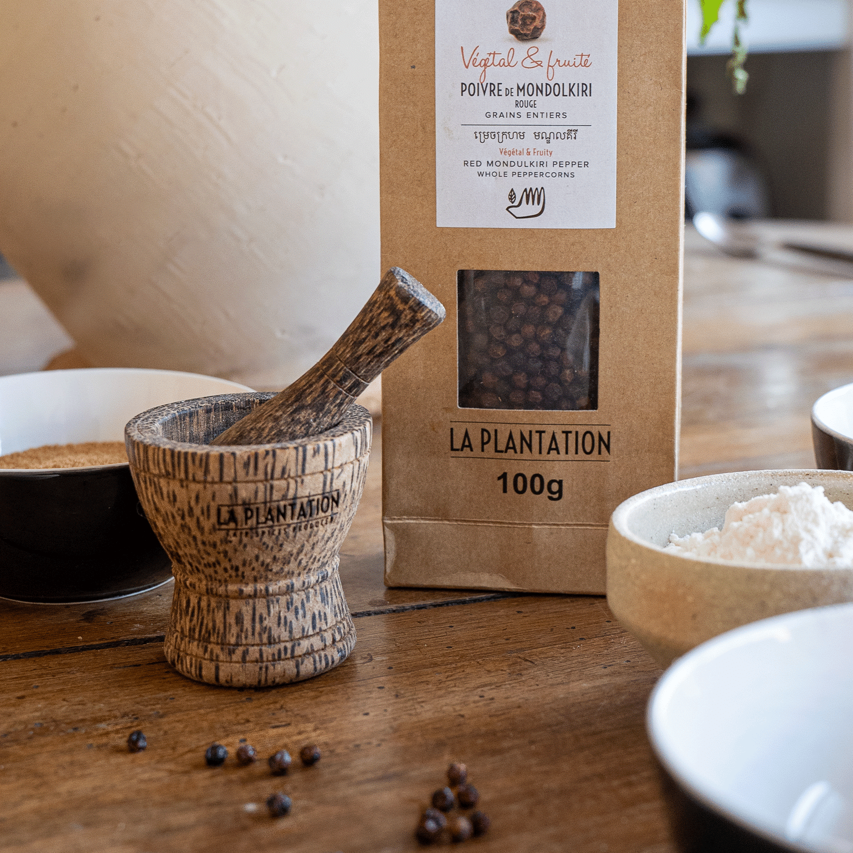 mortier en bois et paquet de poivre noir