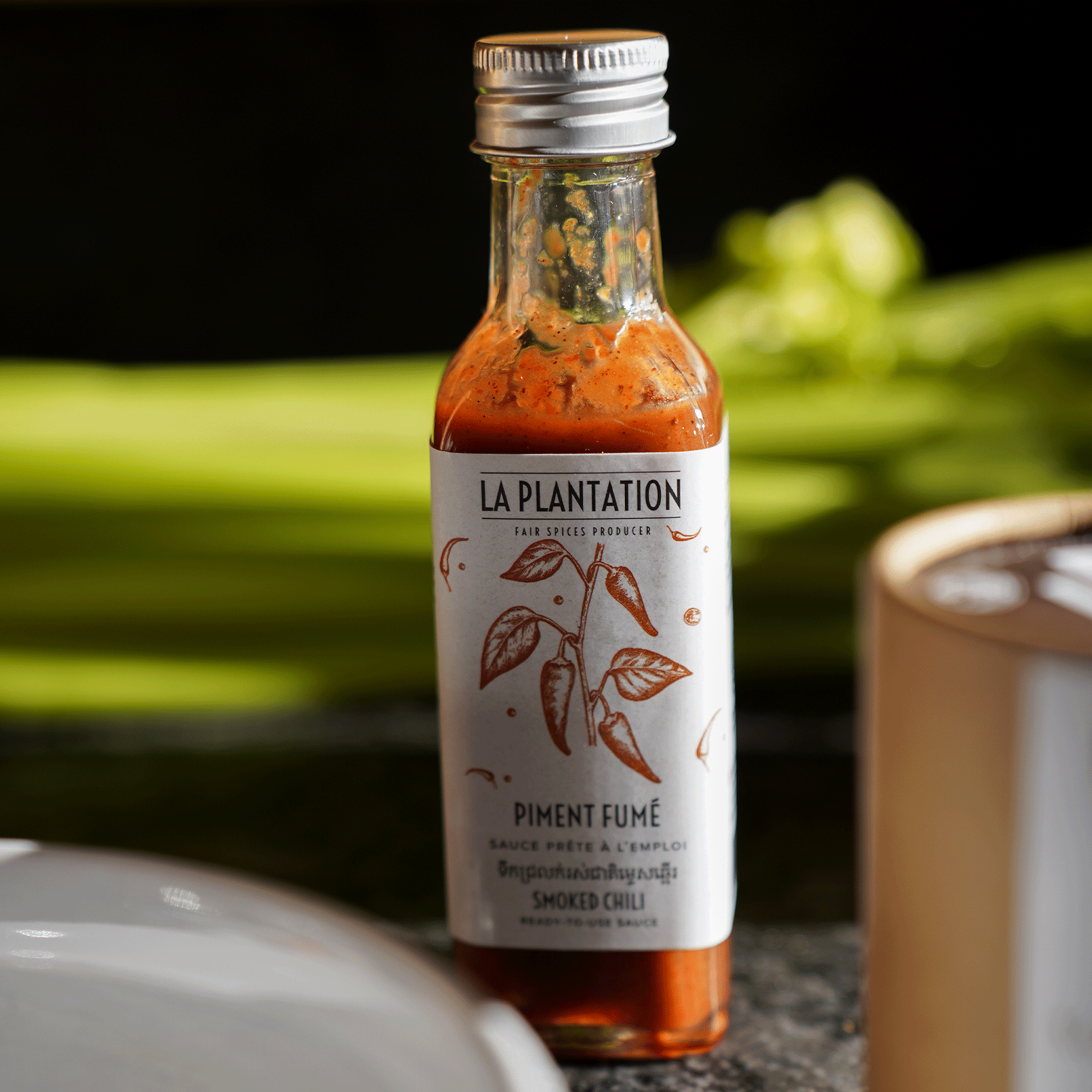 Flasche scharfe Sauce mit geräuchertem Chili