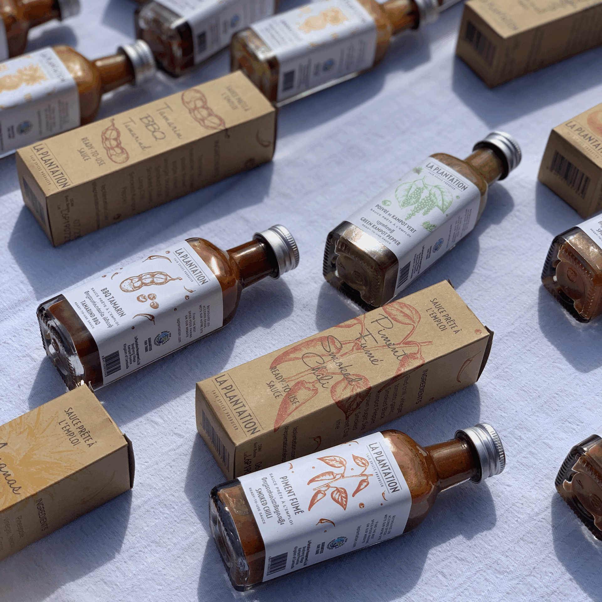 bouteilles de sauces piquantes et emballages