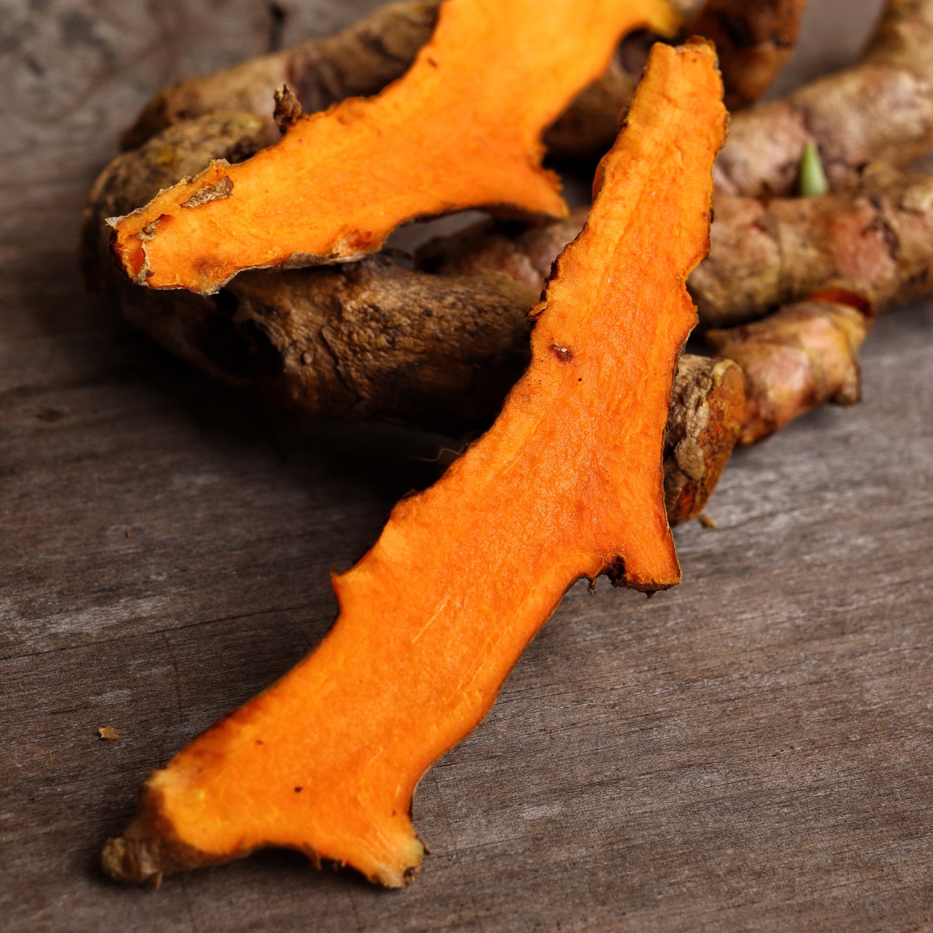écorces de racines de curcuma