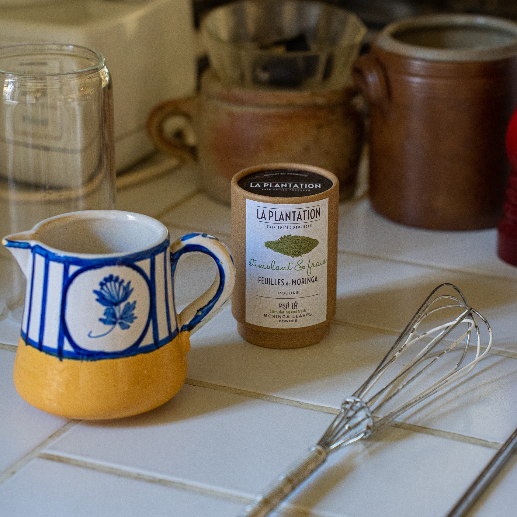 poudre de moringa dans un bol traditionnel