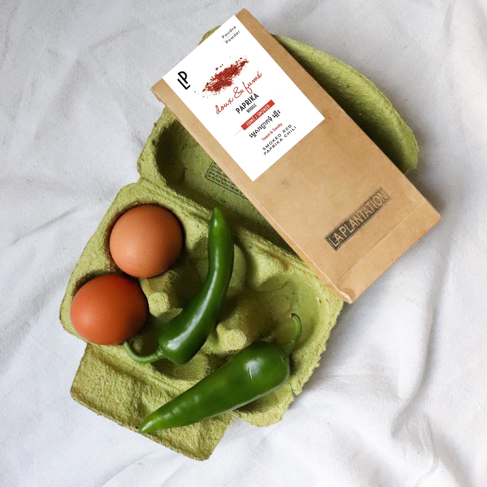 boite d'oeufs et piments verts