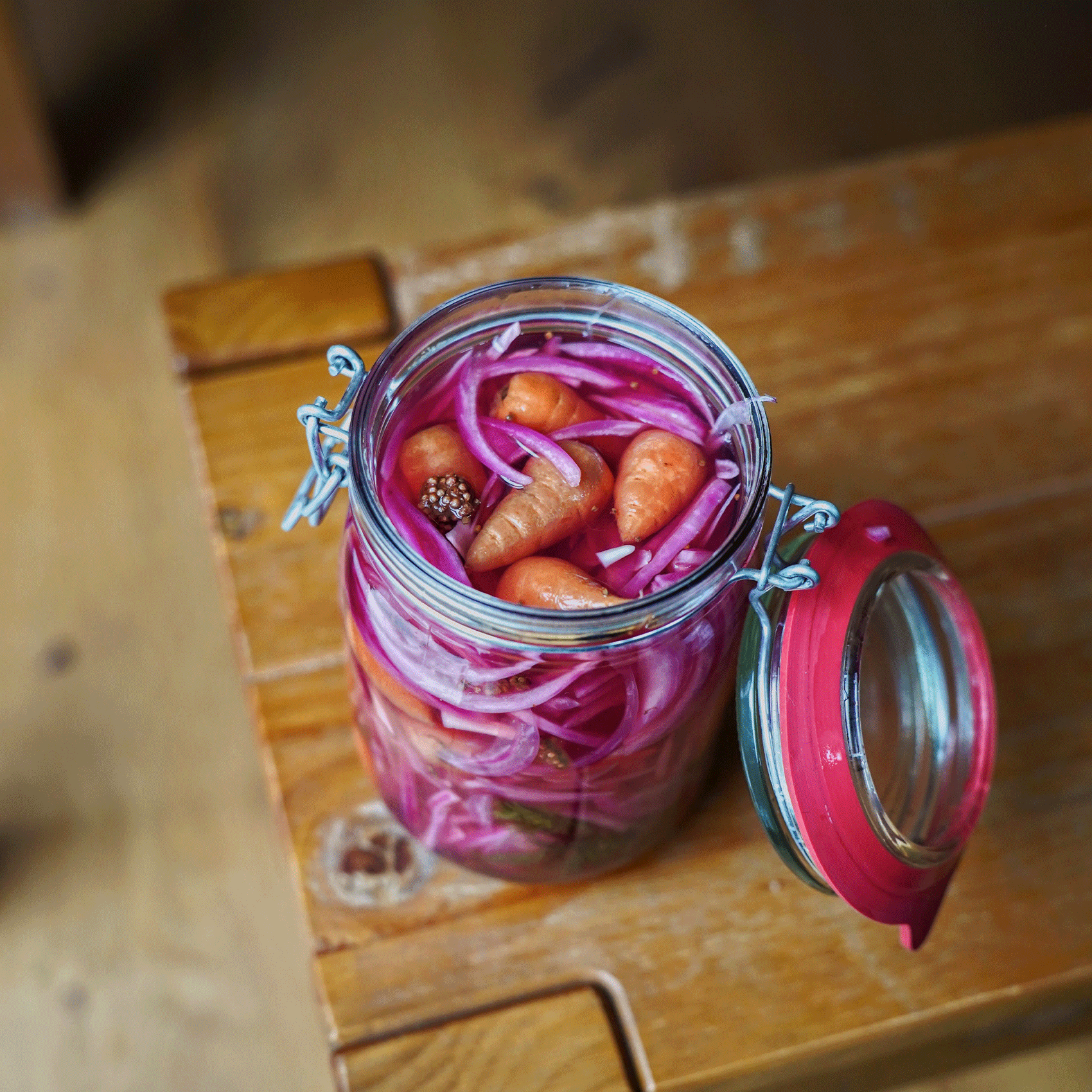 pickles d'oignon dans un bocal en verre