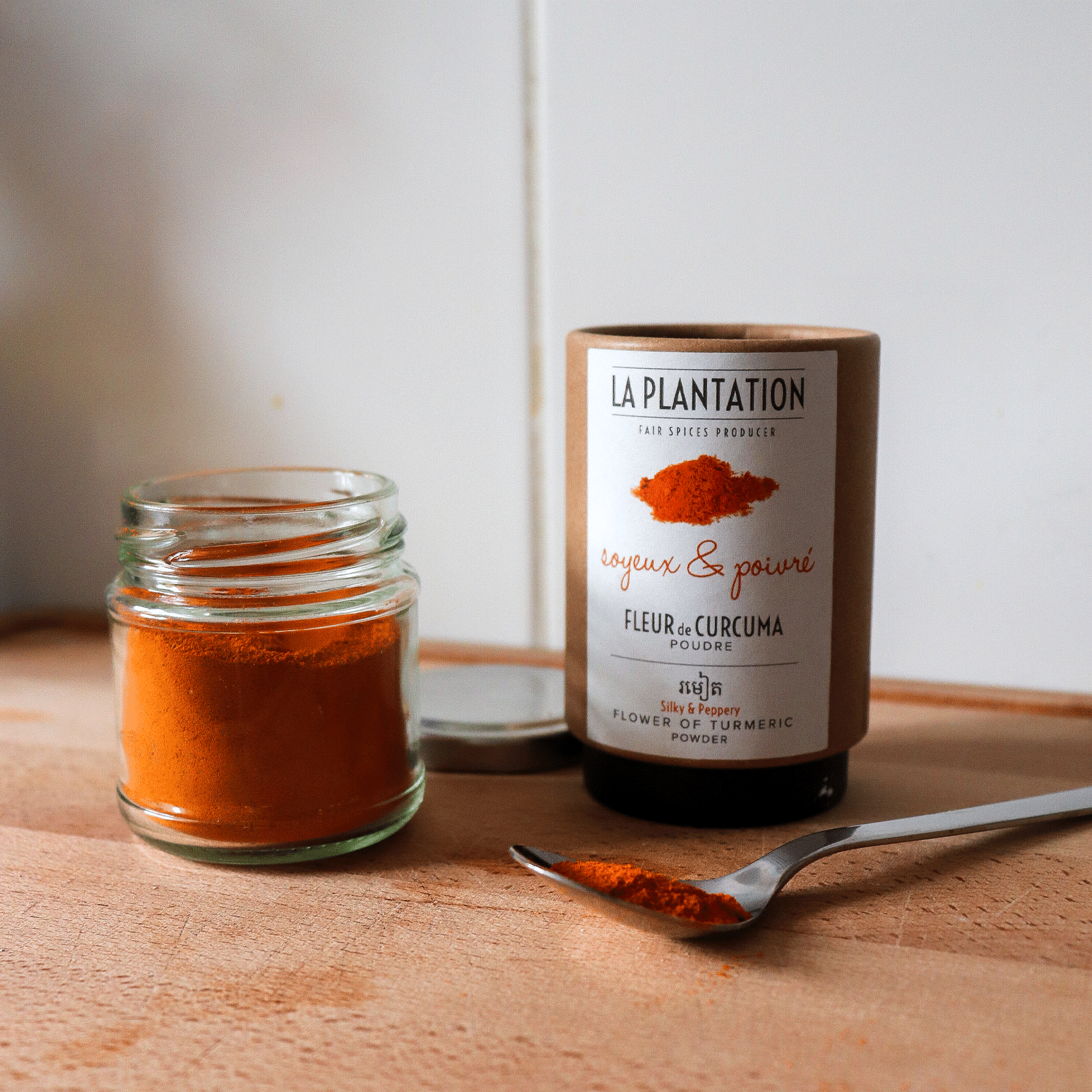 poudre de curcuma dans un bocal en verre