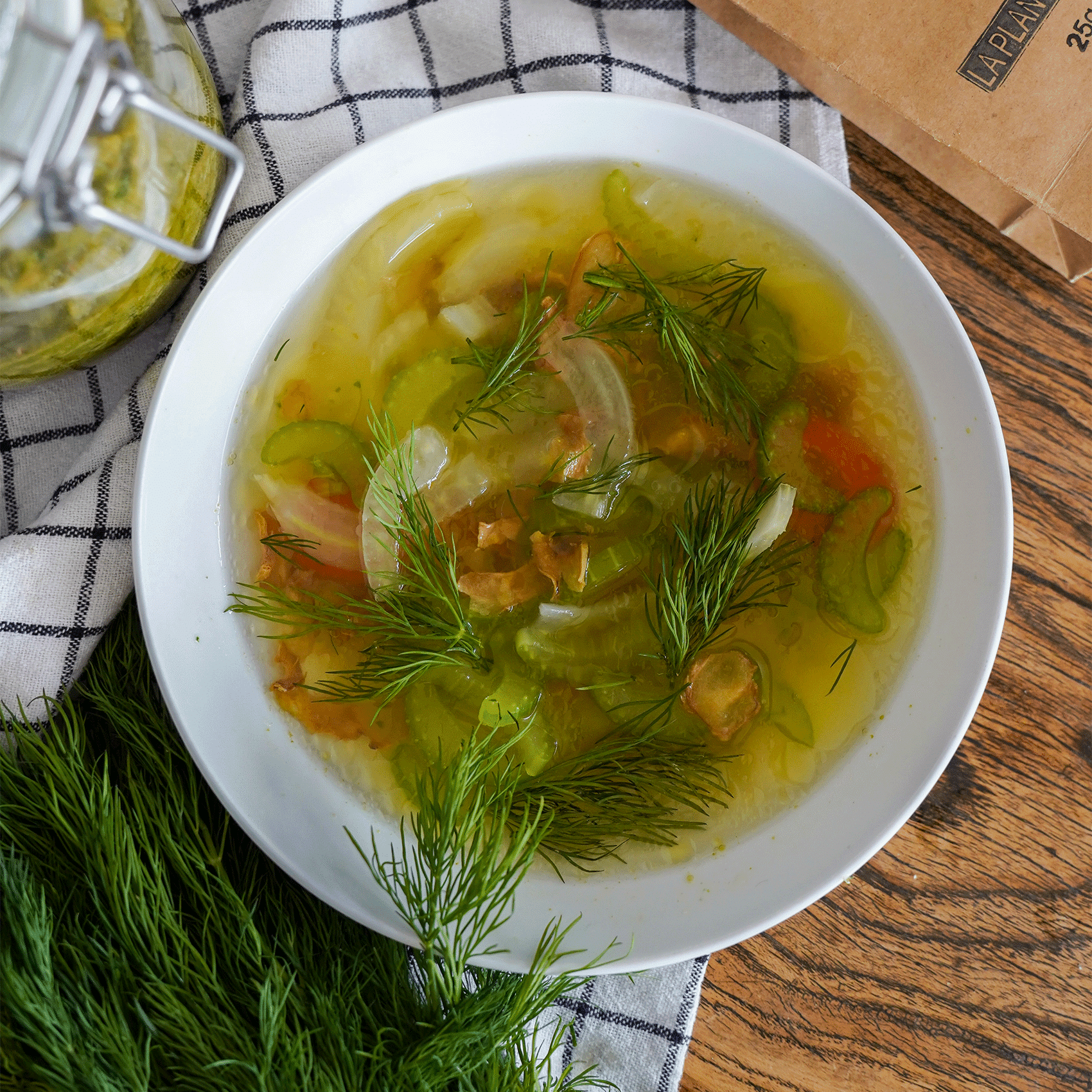 bouillon de légumes dans un bol