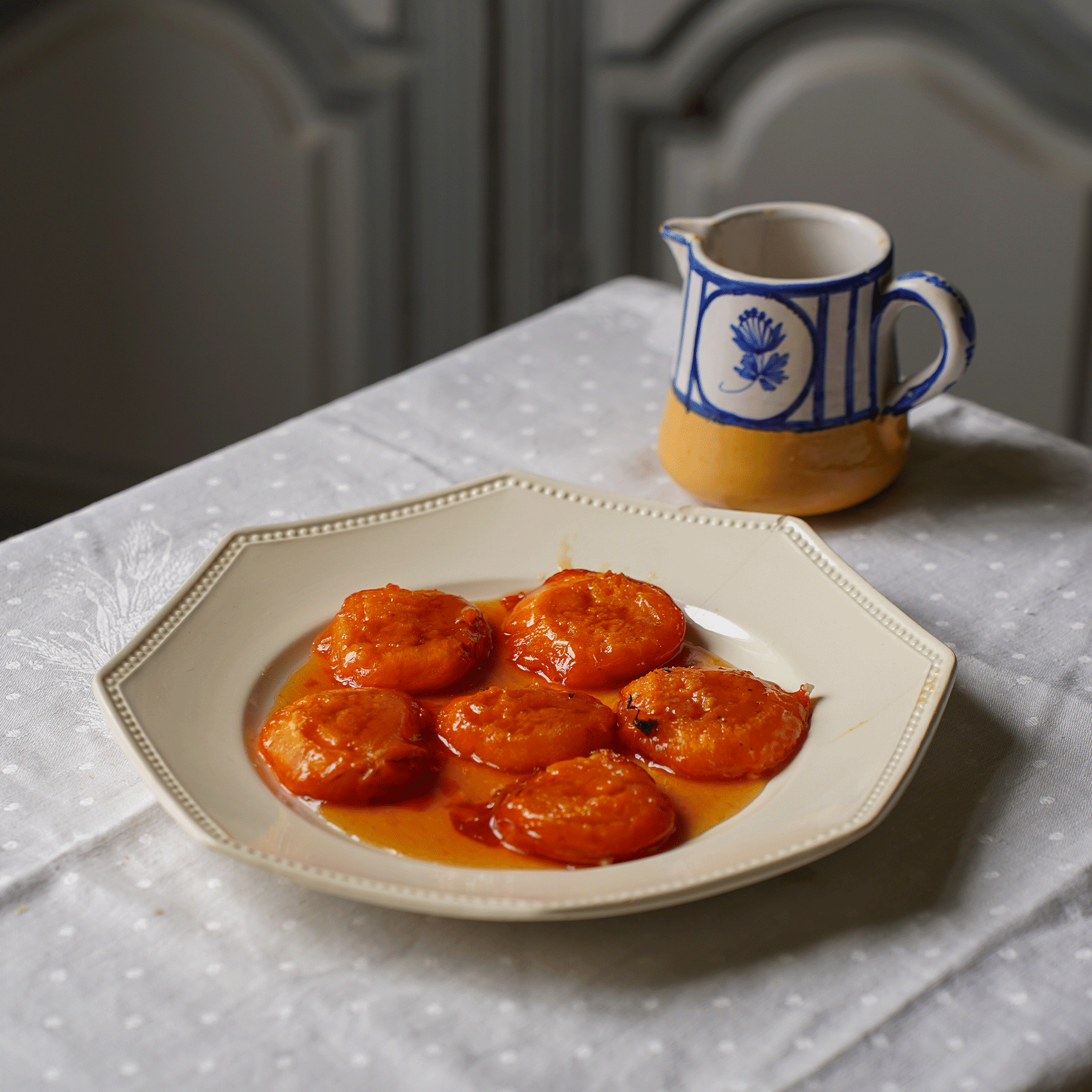 abricots rôtis dans une assiette