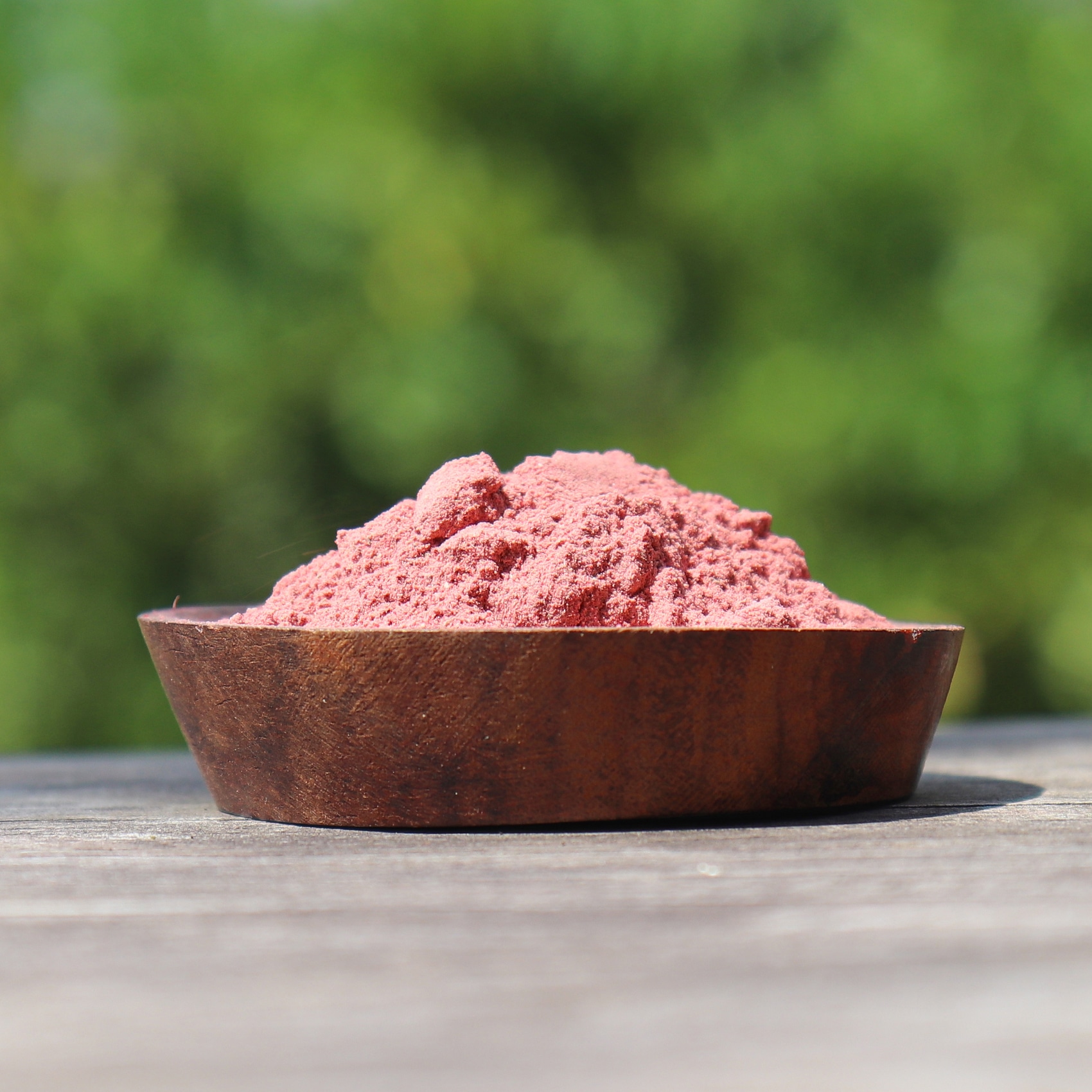 poudre d'hibiscus dans un bol