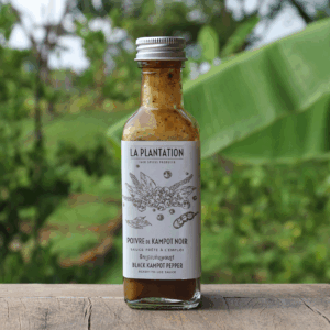sauce au poivre de kampot noir sur une surface en bois