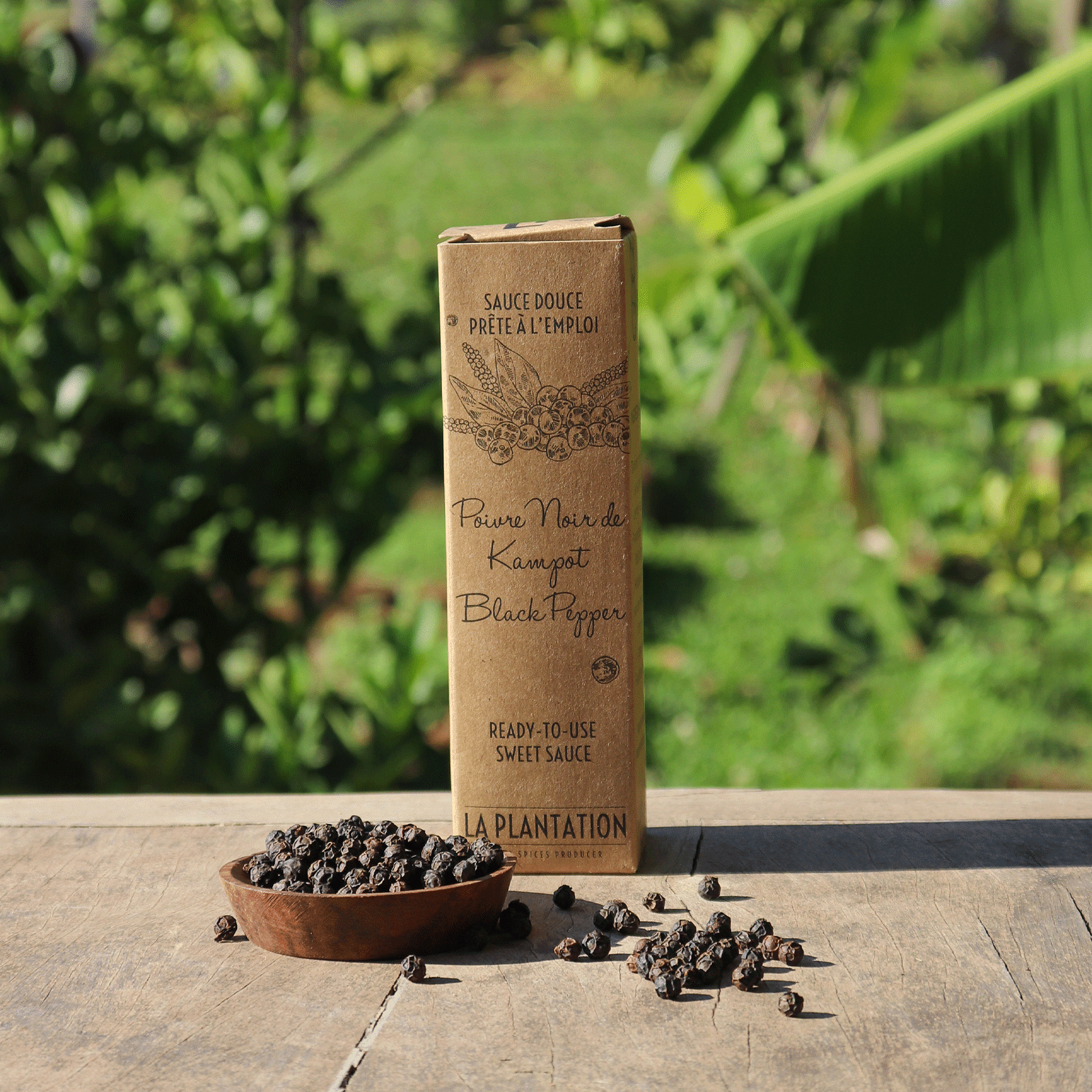 grains de poivre noir éparpillés sur une surface en bois
