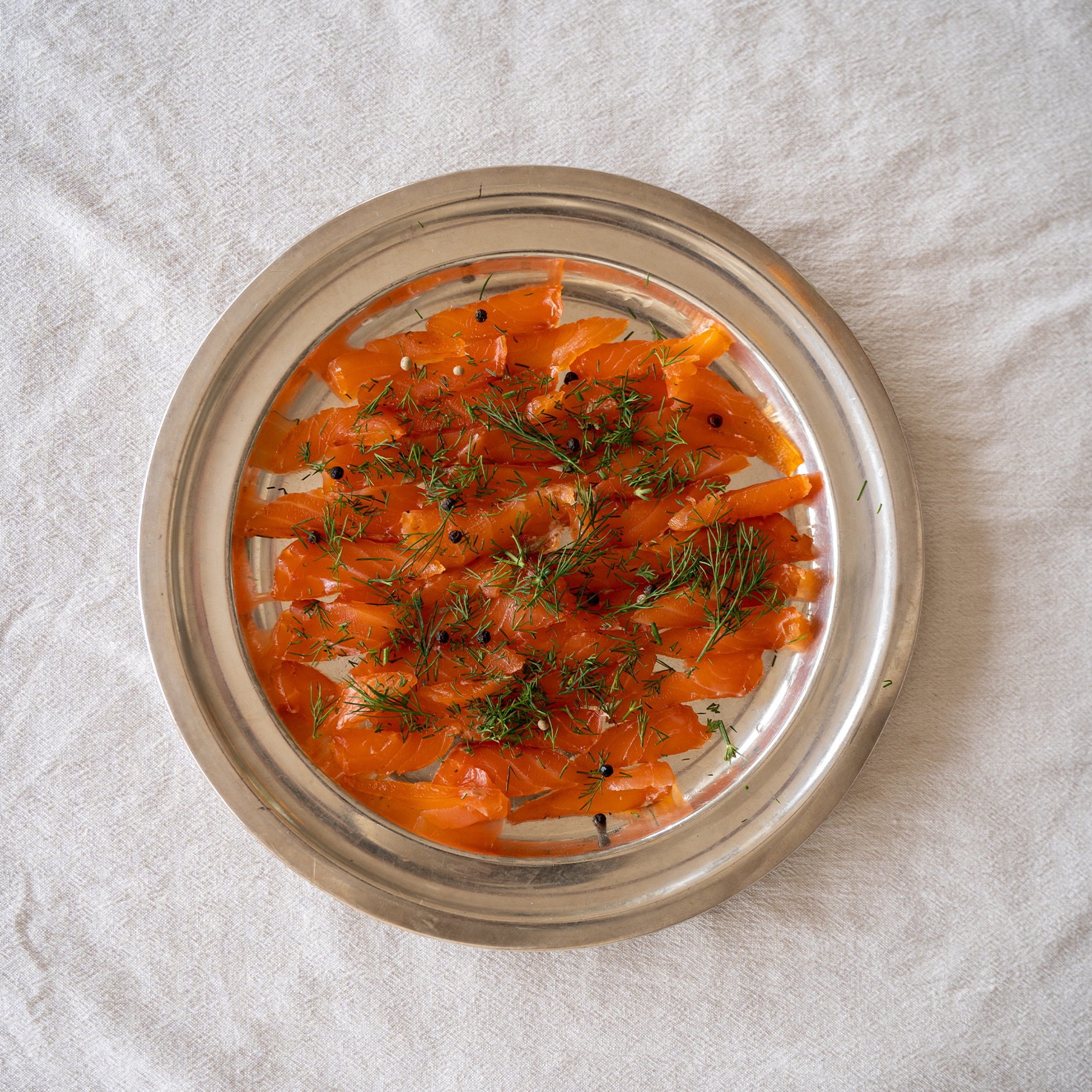 assiette de saumon avec grains de poivre fermenté au sel
