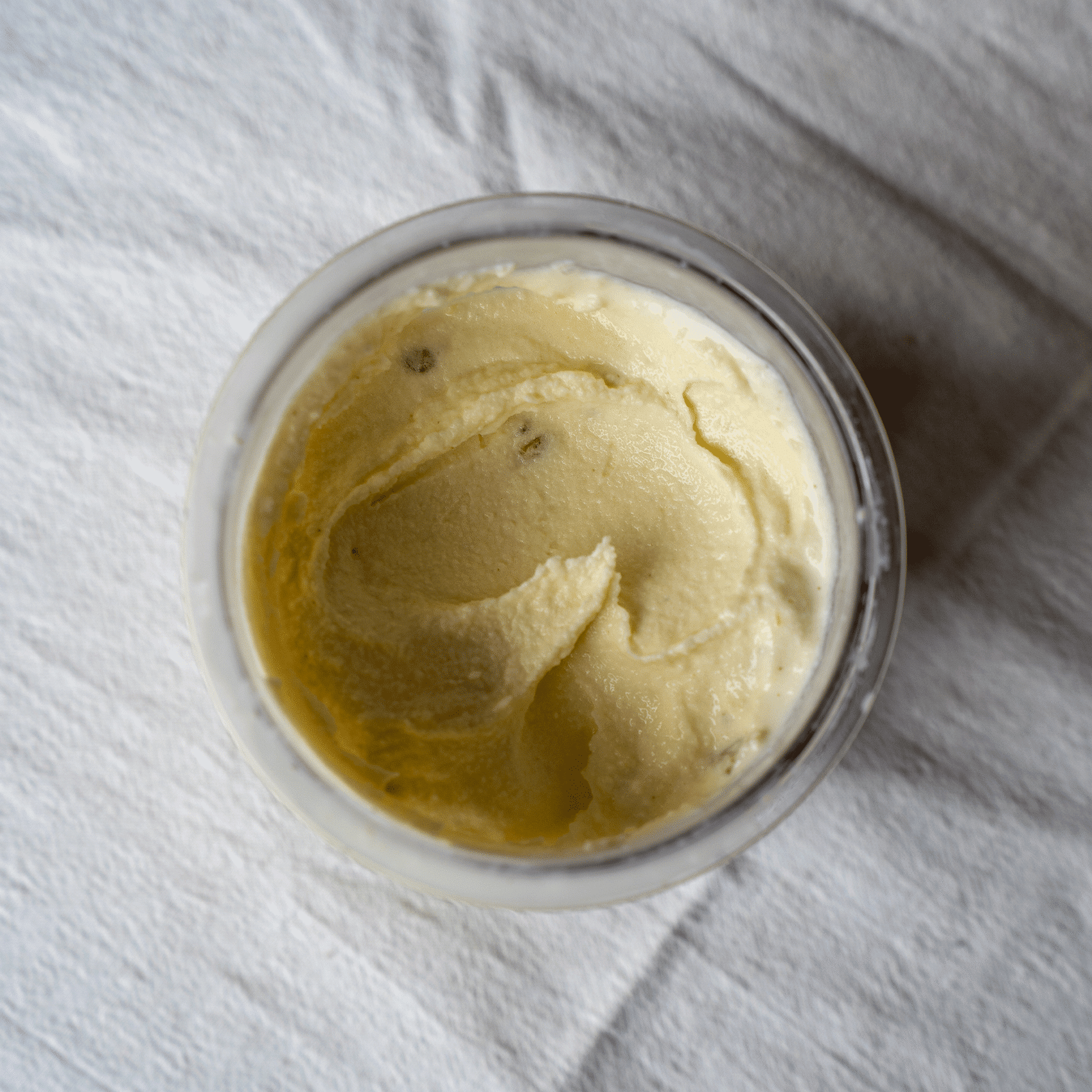 petit pot rempli de glace à la vanille