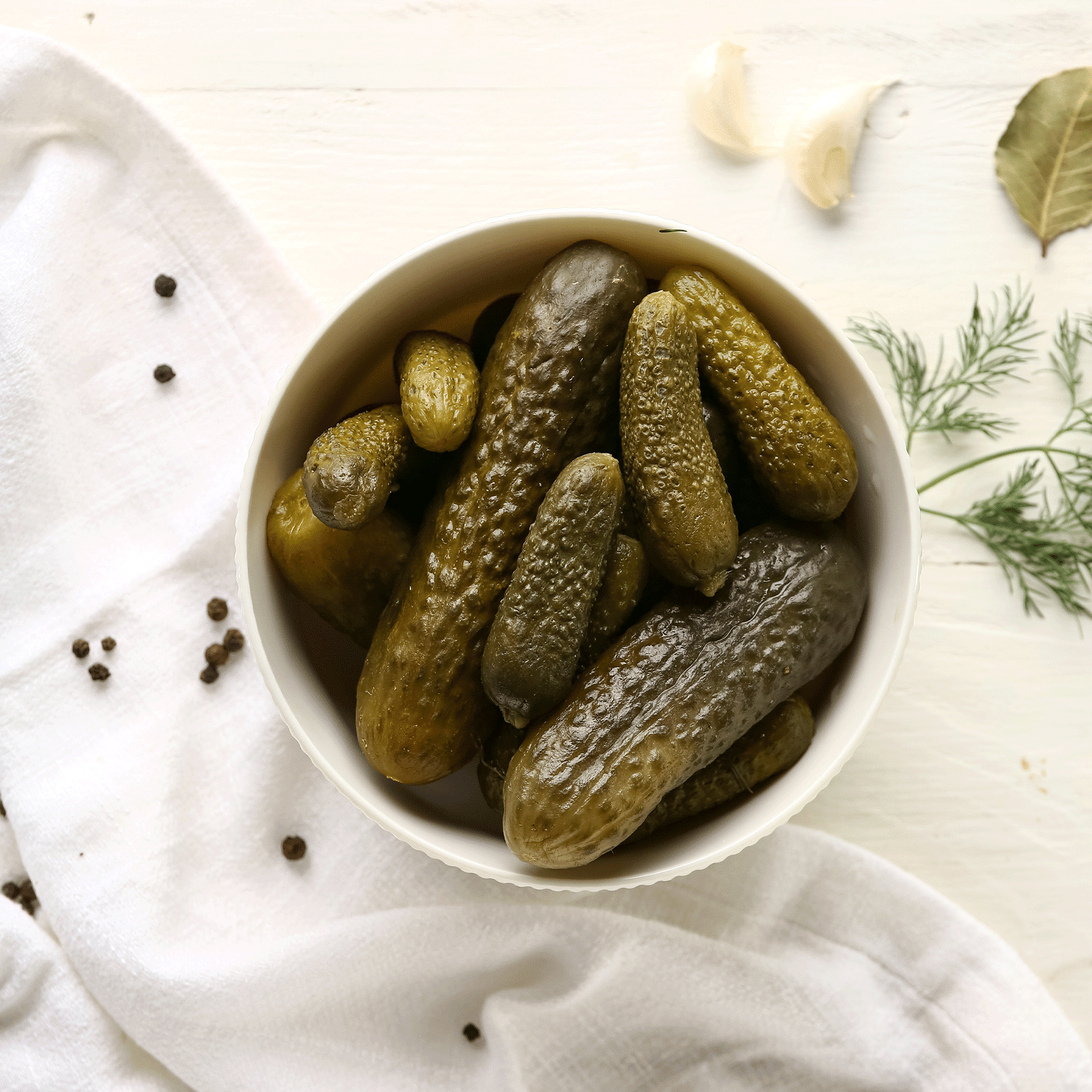 pot rempli de cornichons croquants