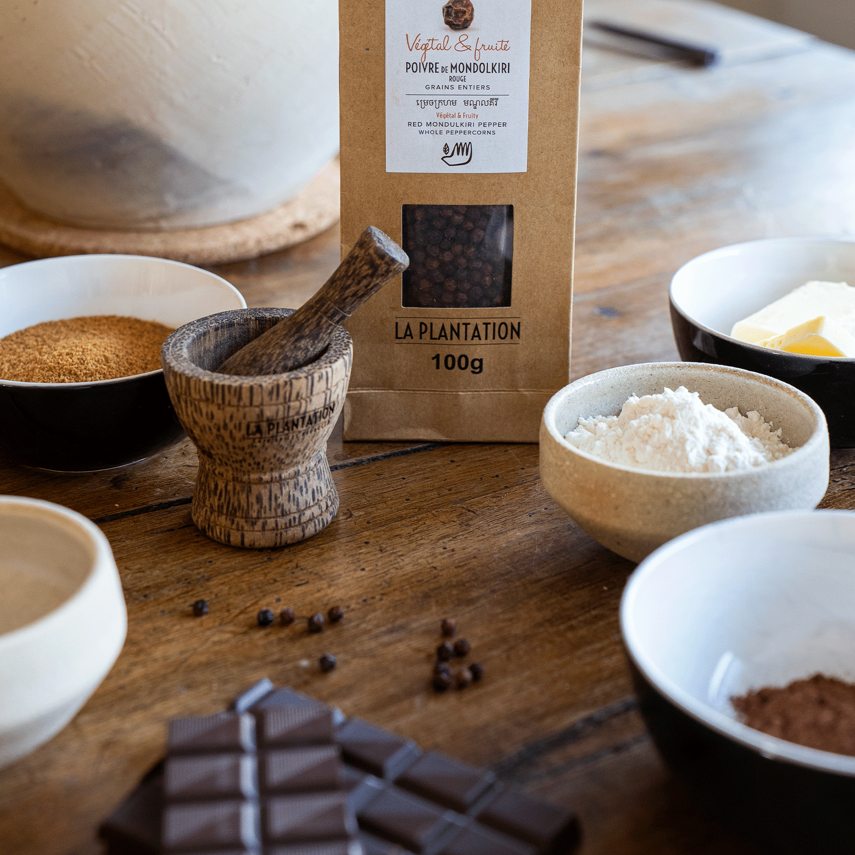 Schokoladentafel und Backzutaten auf einem Tisch