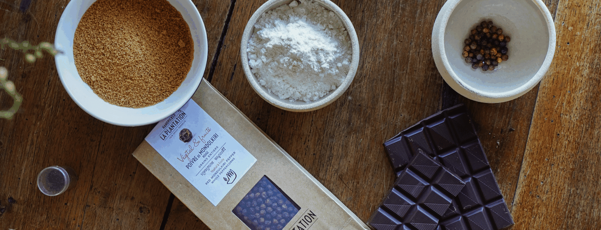 mit Mehl gefüllter Topf und Tafel Schokolade