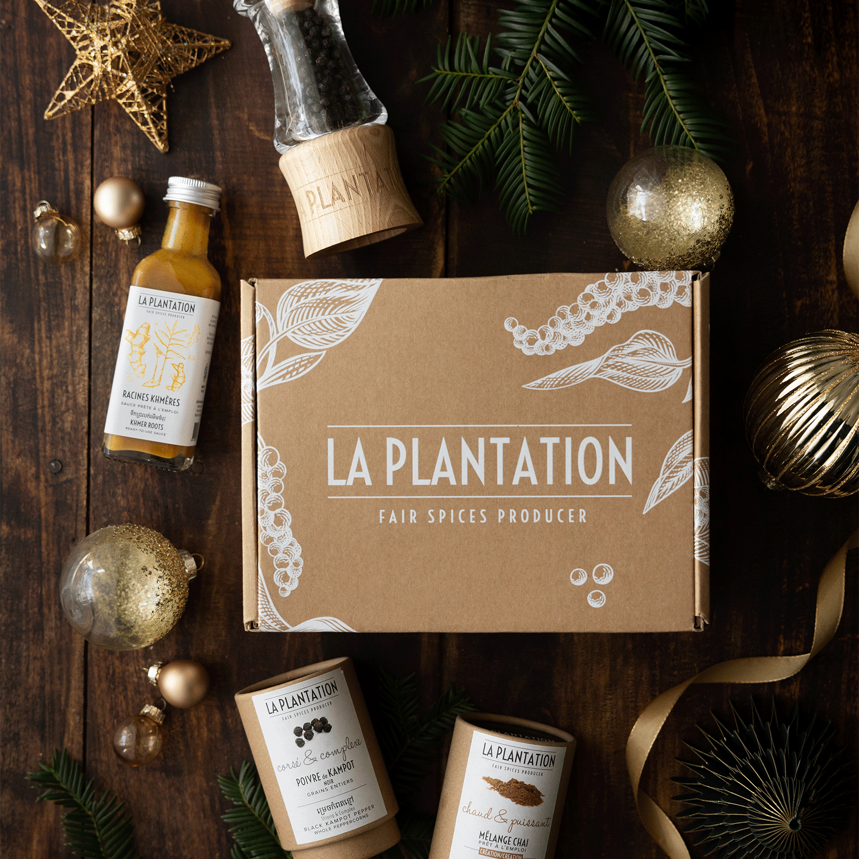 tubes d'épices en kraft, coffrets et bouteille de sauce