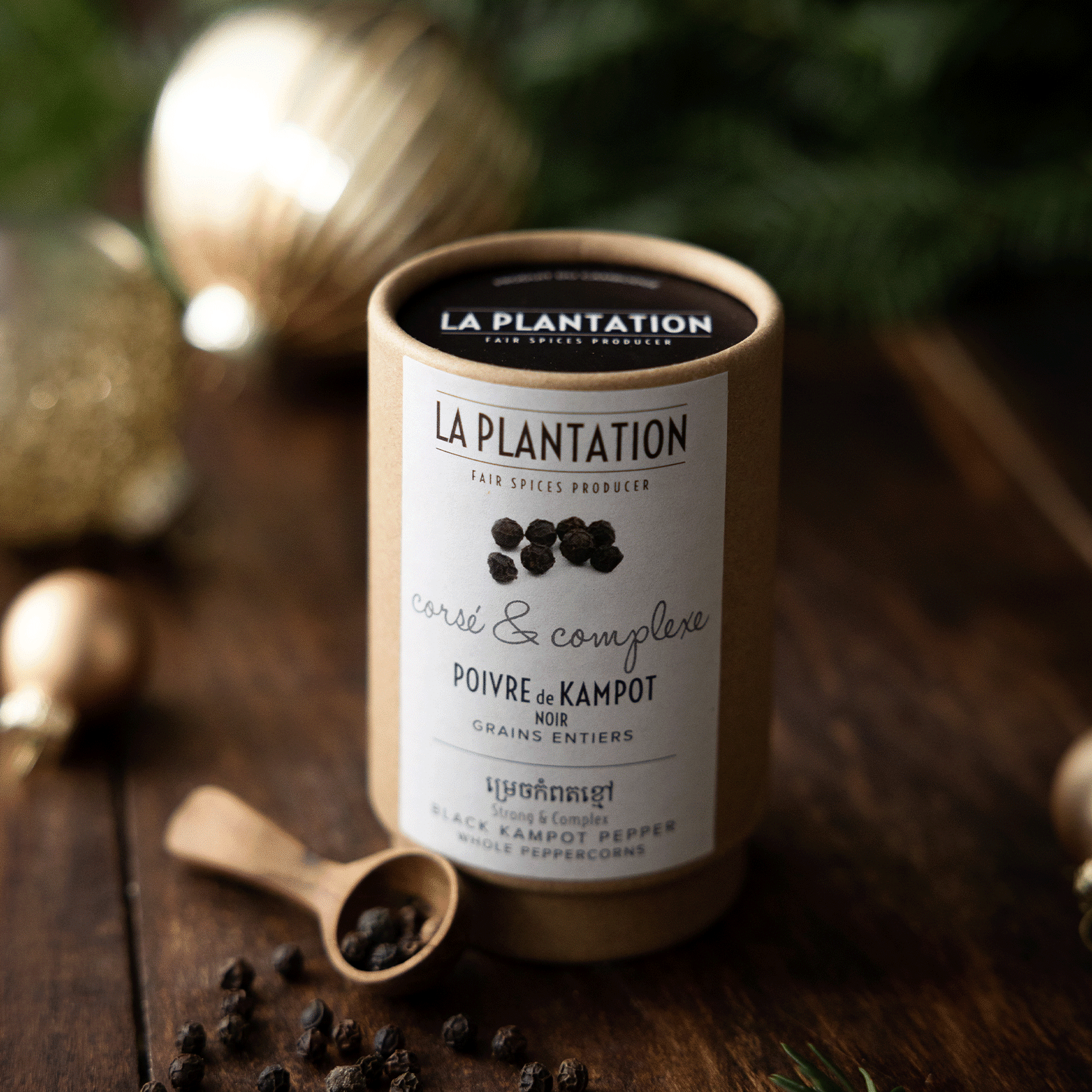 grains de poivre noir dans un tube en kraft