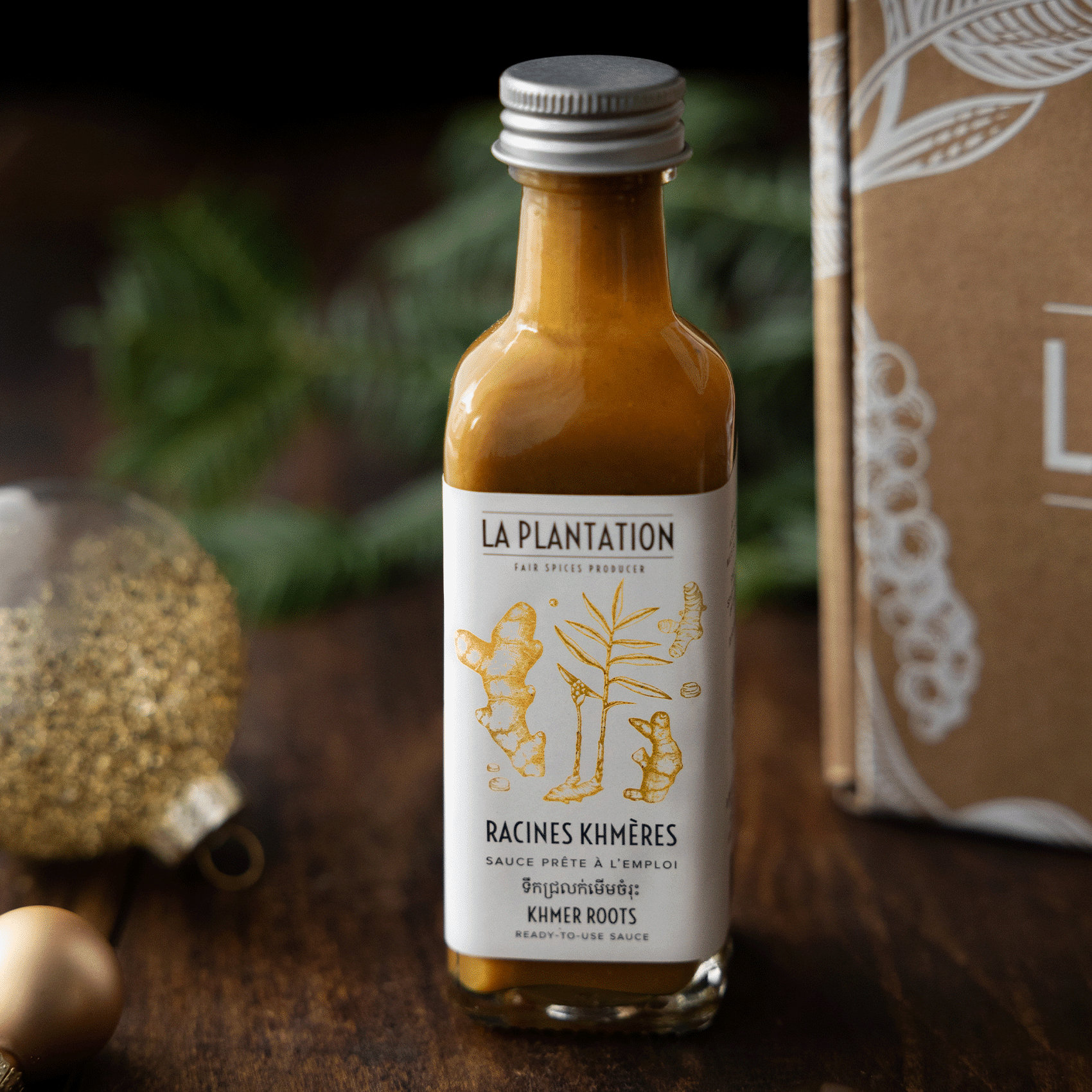 sauce aux épices dans une bouteille