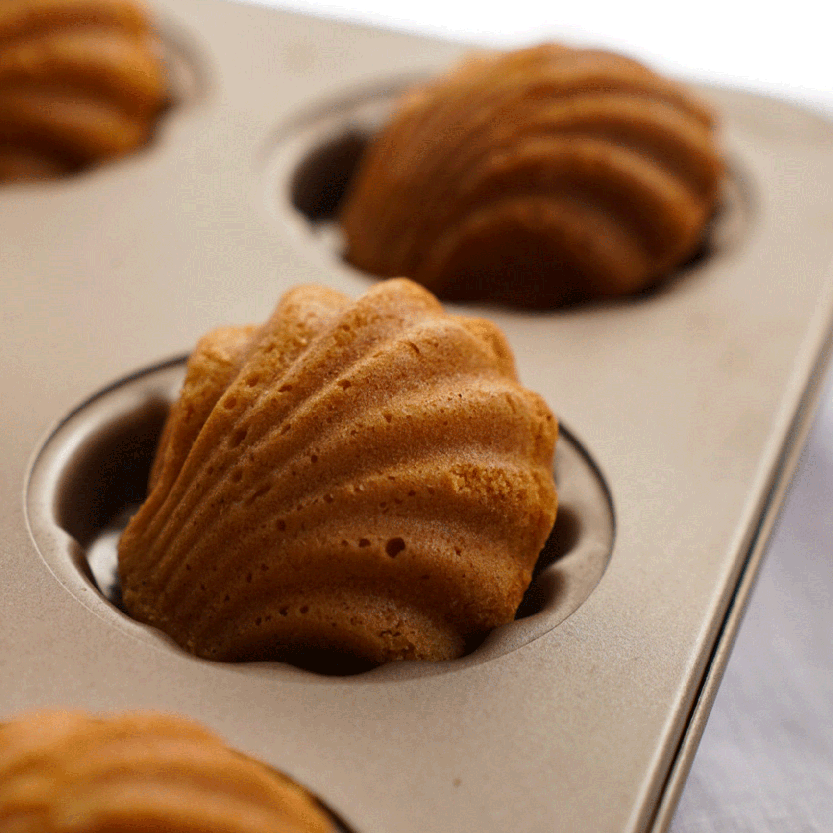 madeleines à la mangue dans des moules à gateau