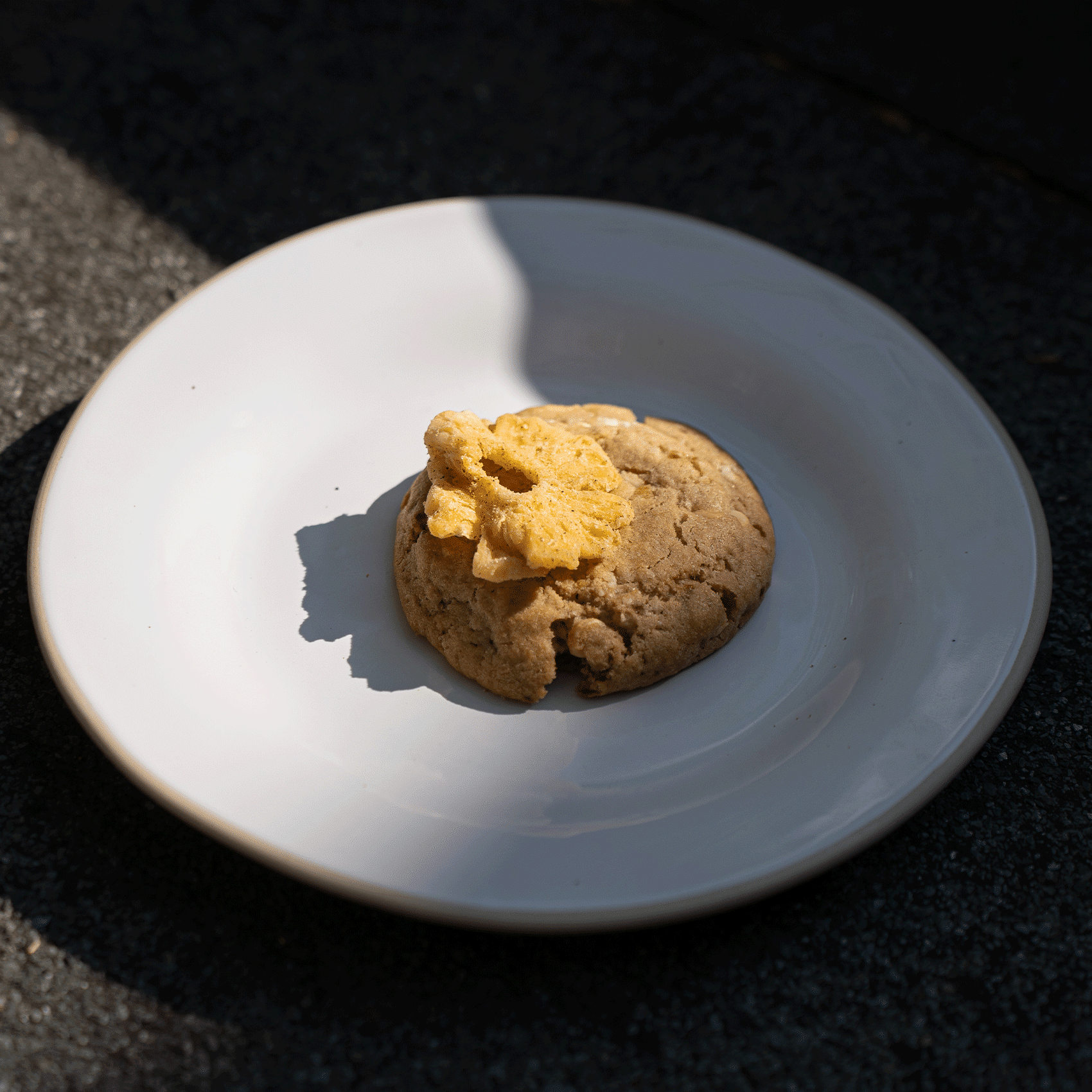 glace à l'ananas dans une assiette blanche