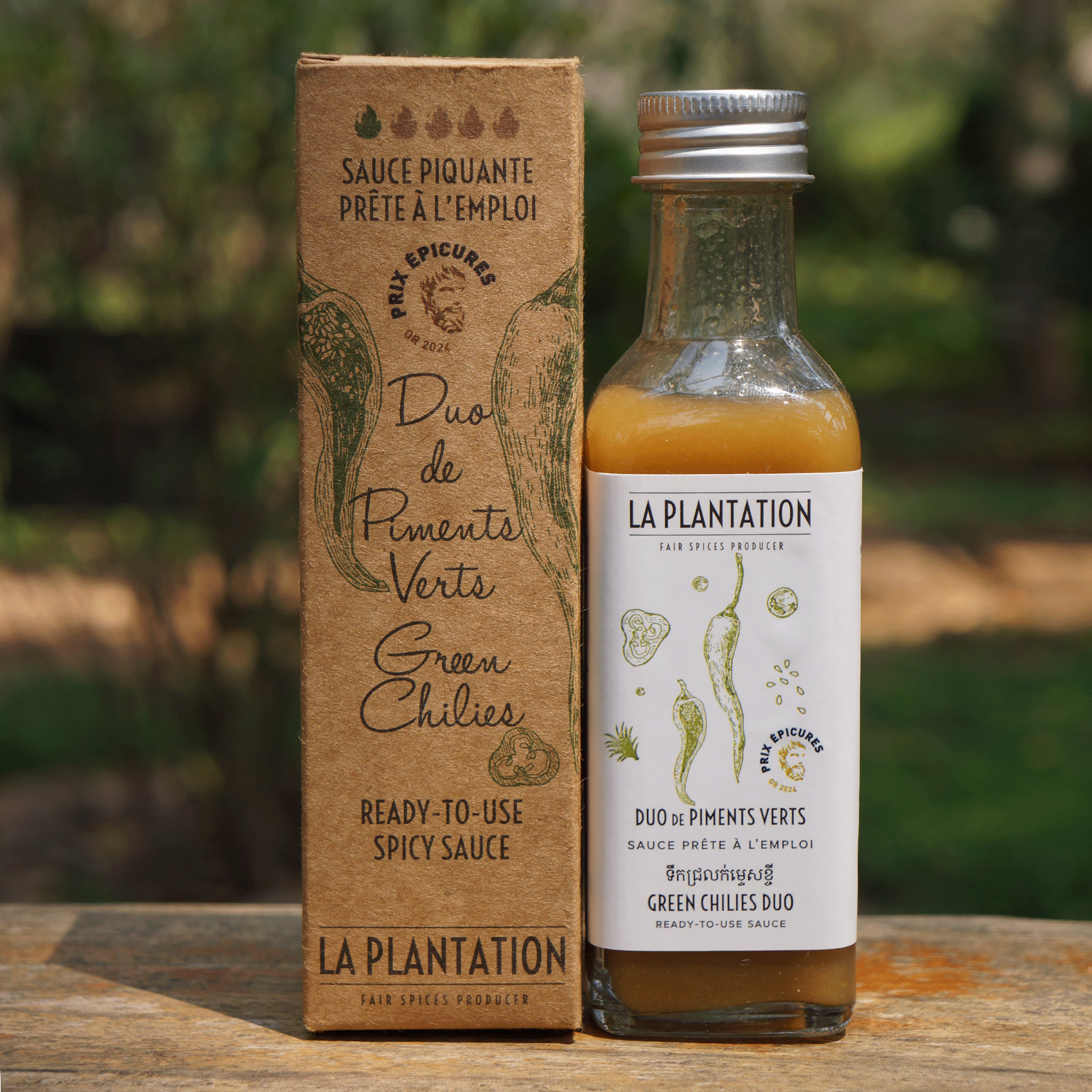 bouteille de sauce au piment vert avec son emballage