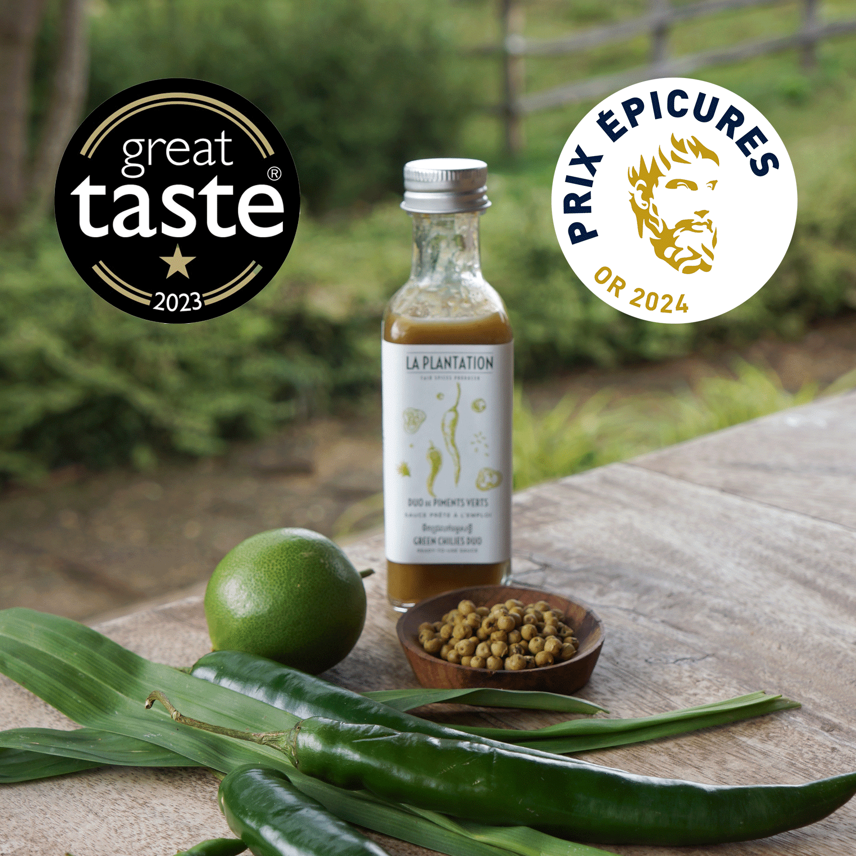 piments verts entiers et bouteille de sauce au piment