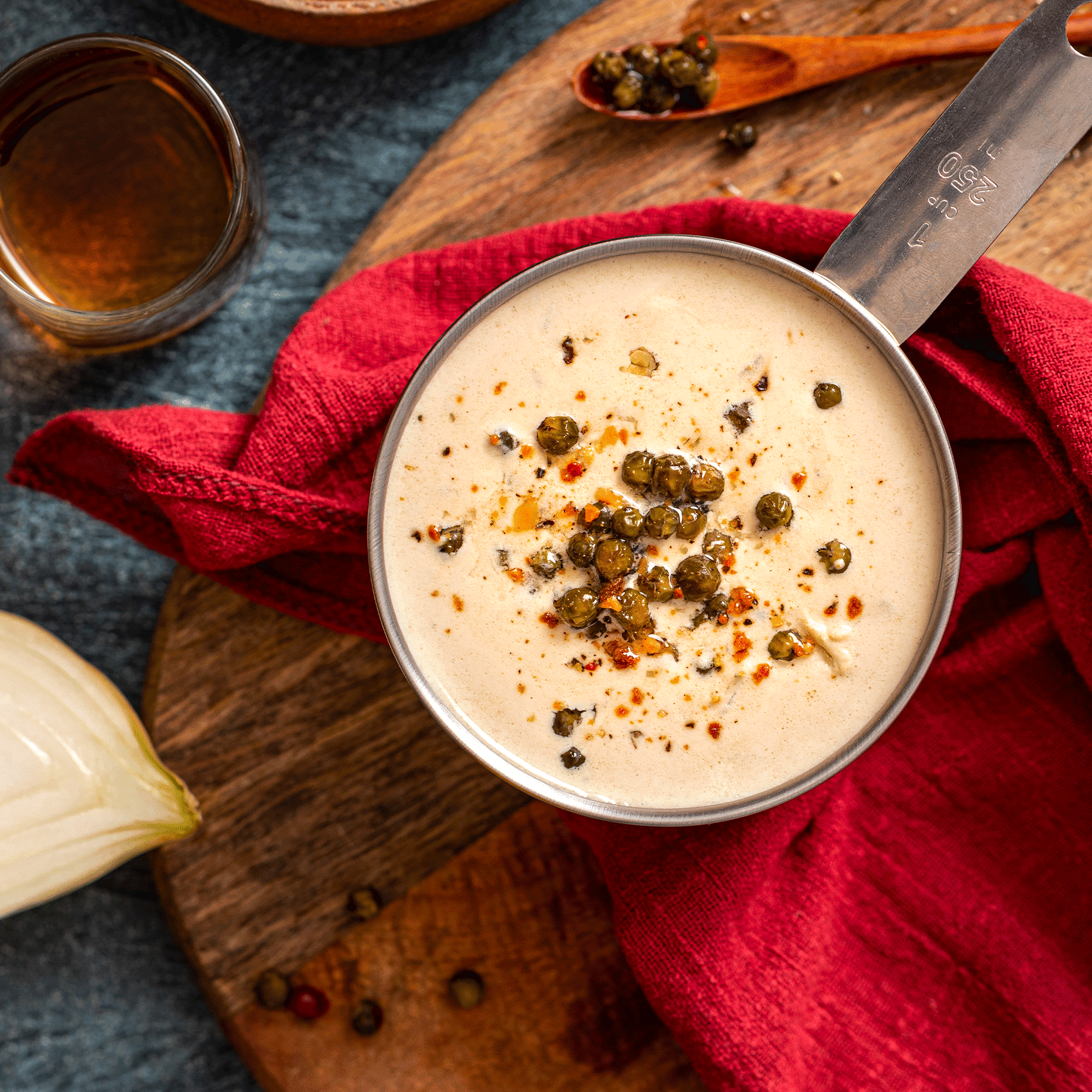 bol rempli de sauce au poivre