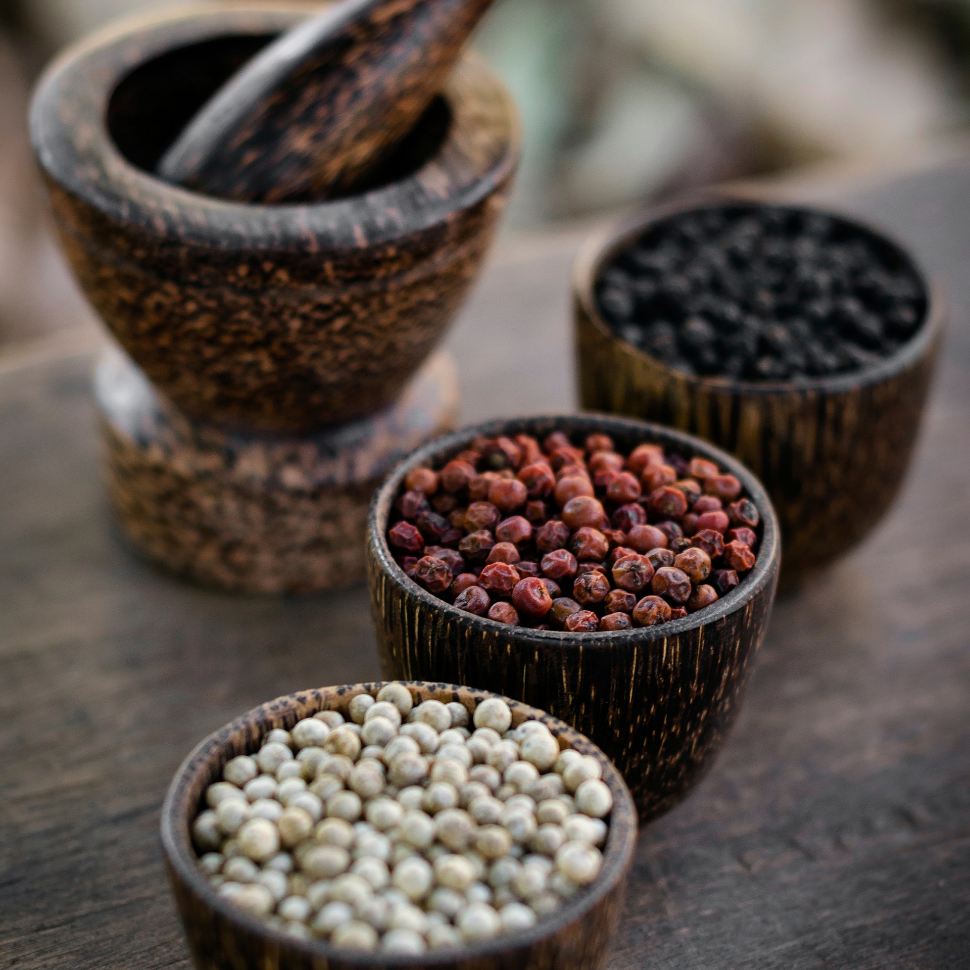assortiment de poivre avec mortier à épices