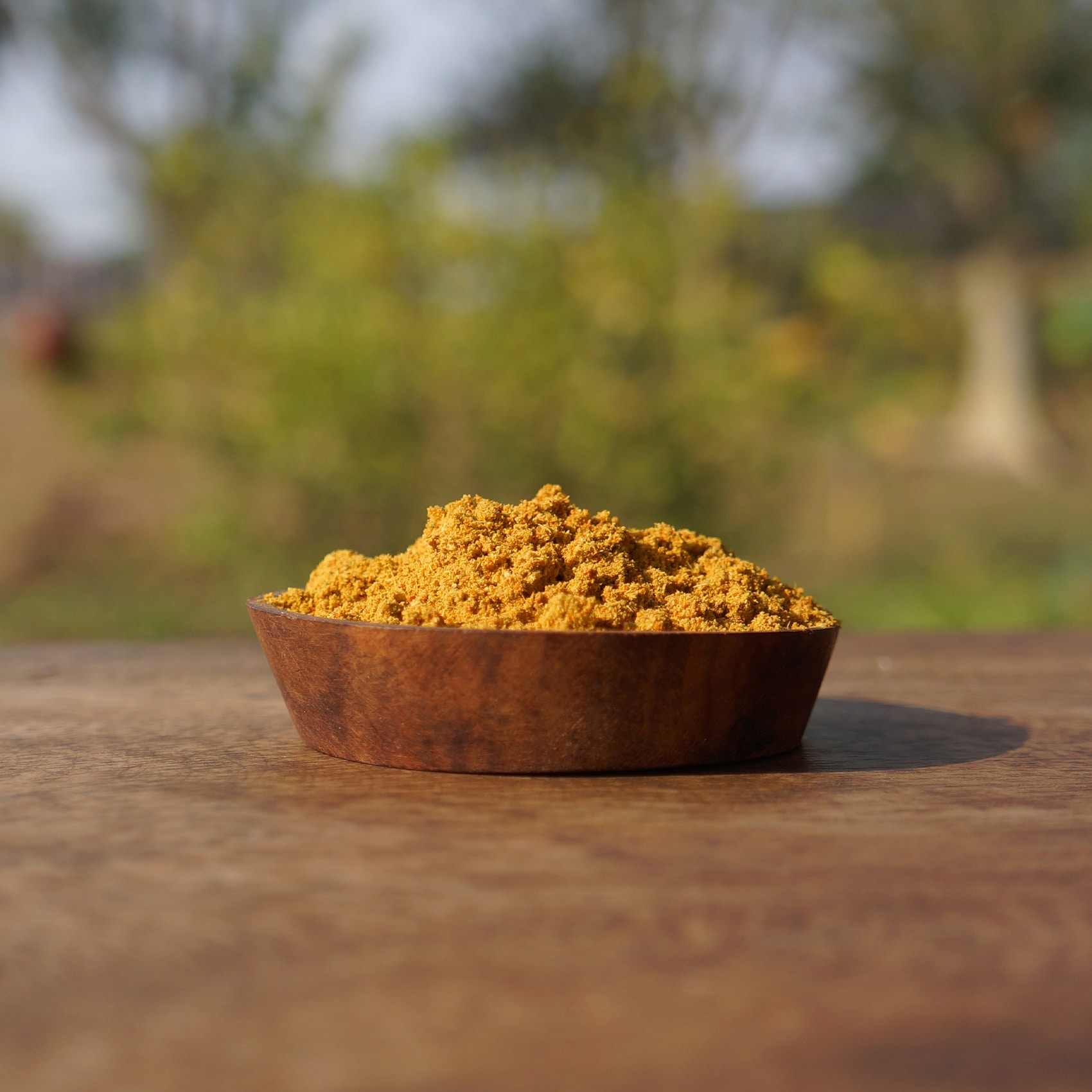 curry jaune en poudre dans un bol traditionnel 