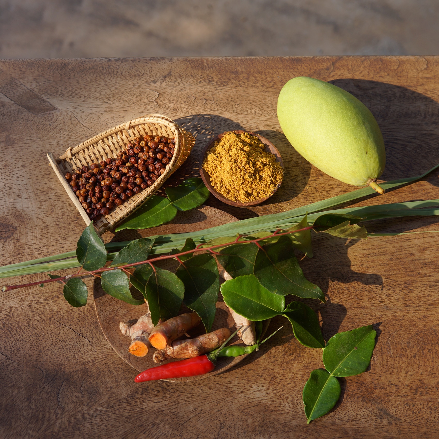 assortiment d'épices sur une surface en bois